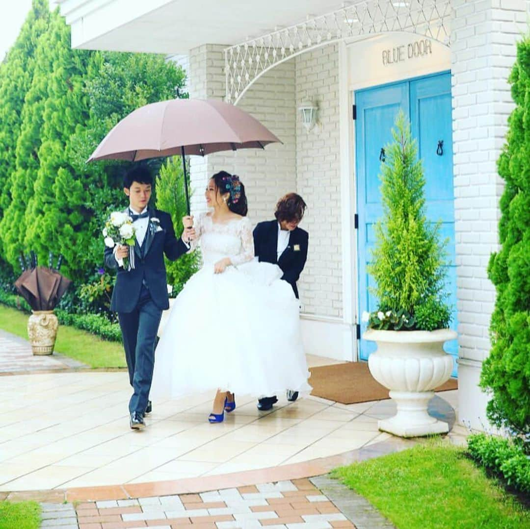 ベストブライダル公式さんのインスタグラム写真 - (ベストブライダル公式Instagram)「@bestbridal.jp 💒 ベストブライダルの花嫁さんは #ベストブライダル花嫁 #BB花嫁 にお写真を投稿してください♩ . . 会場名：#アートグレイスウエディングコースト東京ベイ  @artgrace_shinurayasu . . . アートグレイスウエディングコースト東京ベイの大人気フォトスポットブルードア✨ . まるで海外かのようなロケーションで新郎新婦の方に大人気のスポットなのです💞 . ＠mrs.saori さんのブルードアショットはブルーとブラウンの色味にこだわったそうで、センスが溢れていますね⛪💞 . こちらのお写真はプロフィールブックやエンディングムービーなどにも使用されたというベストショット📸 . . この他にもアートグレイスウエディングコースト東京ベイならではのお写真が沢山！とっても素敵なので、スワイプして是非チェックしてみてくださいね♫ . . ＼ウェディングフォト募集中❤️／ . 当アカウントでリグラムOKなベストブライダルの卒花嫁orプレ花嫁の皆様は、 #ベストブライダル花嫁 もしくは  #BB花嫁 のハッシュタグをつけて投稿をお願いします💕 . . ※BB花嫁に投稿があったお写真をリグラムする際は個別にご連絡は行っておりません🙇予めご了承ください＊* . . ＝＝＝＝＝＝＝＝＝＝＝＝ 💒ベストブライダルとは？ ＝＝＝＝＝＝＝＝＝＝＝＝ . ＊アートグレイス ＊セントグレース ＊アプローズスクエア ＊ストリングス ＊アフロディテ . など、全国（東京、横浜、浦安、千葉、仙台、名古屋、大阪、京都）でゲストハウスを運営し、多くのお客様の人生の節目となるウエディングを手がけています💕 . また、多くのお客様にお帰りいただけるレストラン、ホテルもご用意しています🍴 . . 💒【各会場のアカウントについて】 私たちの会場は @bestbridal.jp のフォロ一覧からご覧頂けます✨ . 💐【ブライダルフェアの予約について】 各会場のアカウントのプロフィールURL🔗にある会場HPからご予約いただけます✨ . . ＝＝＝＝＝＝＝＝＝＝＝＝ 💗たくさんの、LOVEを届けよう ＝＝＝＝＝＝＝＝＝＝＝＝ . #たくlove 私たちのブランドスローガンは「たくさんの、LOVEを届けよう」💕 . お客様との出会いは、一生における祝福の瞬間を祝う、始まりです。 . 私たちはお客様との出会いを大切に、おふたりの人生を祝福し続ける存在でありたいと考えています🕊 . ベストブライダルは、世の中で1番、たくさんのLOVEが届く瞬間をお祝いする企業を目指します♡ . . . #結婚式 #花嫁 #プレ花嫁 #卒花嫁 #結婚式準備 #ウェディング #ウエディング #ベストブライダル #日本中のプレ花嫁さんと繋がりたい #婚約指輪 #婚約 #プロポーズ #結婚式場 #結婚式レポ #2019秋婚 #2020春婚 #カラードレス #ブルードレス #前撮り #ドレス迷子 #前撮り #BLUEDOOR」8月16日 22時18分 - bestbridal.jp