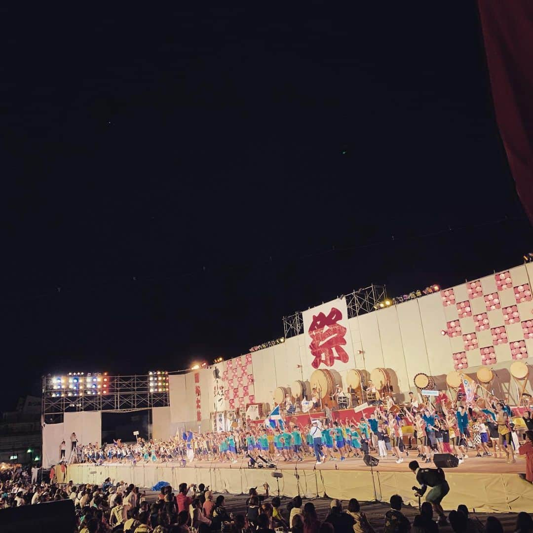 USAさんのインスタグラム写真 - (USAInstagram)「長野県 岡谷市 岡谷太鼓祭り 50周年にサプライズでお邪魔しました♪  三百人の揃い打ちは圧巻の迫力。 やはり、音楽は耳だけで聴いてるのではなく 身体全身で感じているんだと言うことを改めて思いました。 映像や音楽は、どこにいても気軽に観たり、聴いたり出来るような時代になったけど、その場に行かなきゃ感じられない、感動があるよね。  次は三百人の太鼓で踊ってみたい！！ #長野#岡谷市 #岡谷太鼓祭り  #太鼓#300人  #exileusa #neozipang」8月16日 22時27分 - exileusa_danceearth