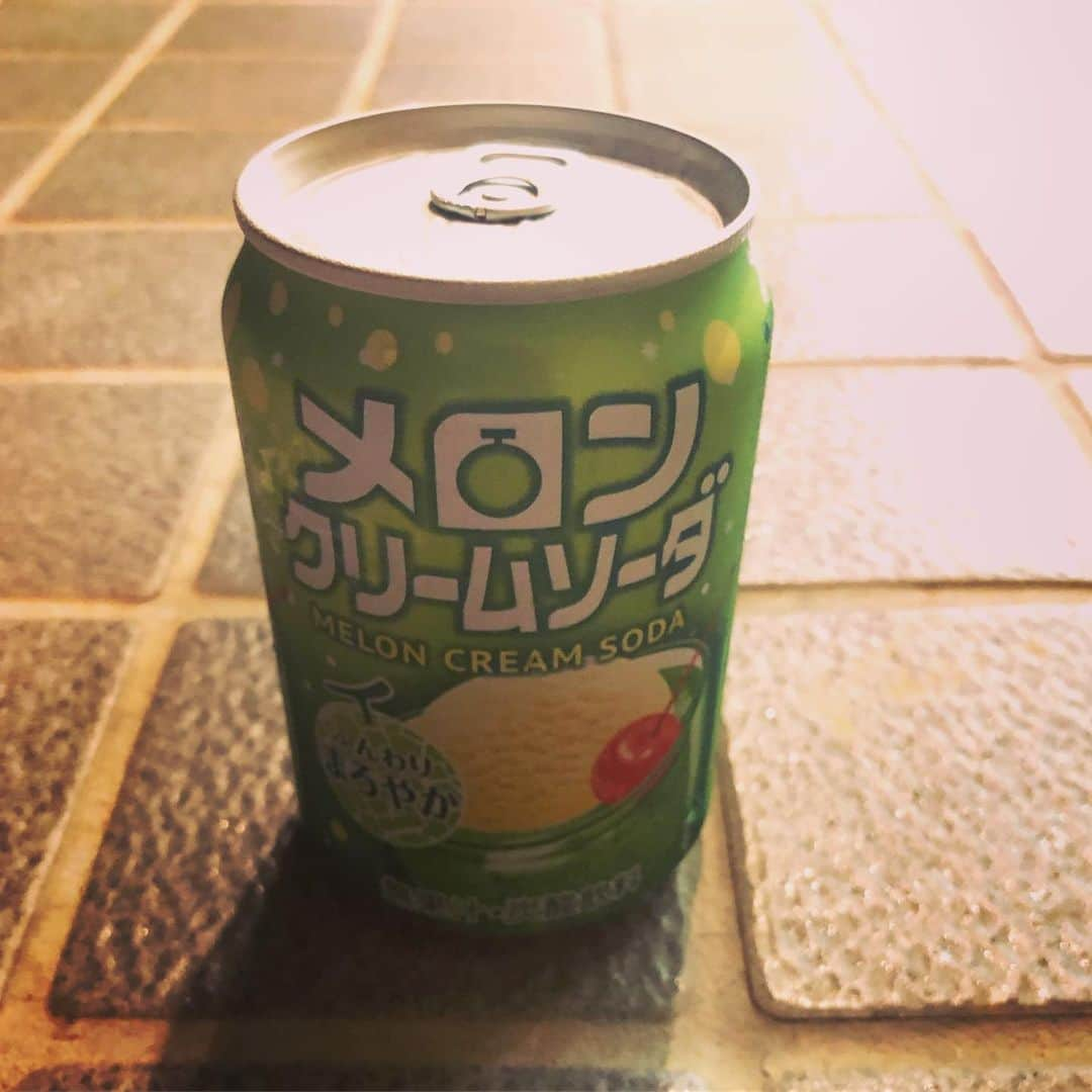 井端珠里さんのインスタグラム写真 - (井端珠里Instagram)「クラさん(演出家さんね)が飲んでて、｢いいなぁ｣って言ってたら買ってもらったメロンクリームソーダ🍈嬉しい。。 実は母の病気や色々で単発でお仕事はさせて頂きながらも、去年から少しの間お仕事をお休みさせて頂いておりました。  舞台『some day』 いろんな想いで立つ作品となります。私が愛し、愛してくれる人達とのひと夏。夏が好きになりそうです。  チケットは井端珠里のTwitterトップにURL固定してあり、そこからご予約できます。是非見にきてください。 ガラス張りの一軒家が舞台に立つよ。  #someday#オーストラマコンドー」8月16日 22時20分 - jullie8799