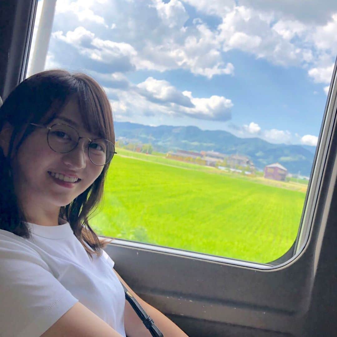 片渕茜さんのインスタグラム写真 - (片渕茜Instagram)「. 夏休みをいただいていました。  休みを利用して、念願のICLという目の内側にレンズを入れる視力矯正をしました👀 元々視力がとても悪く0.03でしたが、2.0になって驚いています…！コンタクトレンズ生活から解放されました。 . 1週間アイメイクが出来ないので、その後は地元佐賀に帰ってすっぴん伊達メガネでのんびり♪ 家族や祖父母、学生時代の友達、友達の赤ちゃんに会ってリフレッシュできました。 . これからカンペが見やすくなるので、番組などでも目線を落とす回数が格段に減ると思います。 ご期待ください！🤩」8月16日 22時23分 - akane_katafuchi