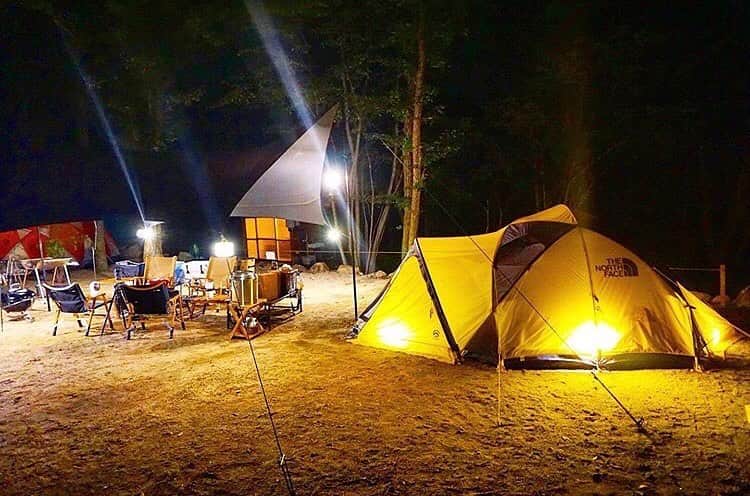 hinata_outdoorさんのインスタグラム写真 - (hinata_outdoorInstagram)「@yk.peace.1982さんのpic✨⠀⠀ ⠀⠀ 黄色いテント⛺️で穏やかな光が💡⠀ 魅力的で美しいです😆✨❗️星も⠀ 綺麗なそうで、素敵なファミキャン👨‍👩‍👧‍👦🙌⠀ ⠀⠀ ～夏休み🏄‍♀️の今こそ、涼やかなキャンプ場でファミリーキャンプ🏕❗️〜⠀⠀ 夏の思い出といえば、家族で楽しくキャンプ😆🙌素敵な夏らしいキャンプサイトをご紹介します🏝🏝🏝⠀ ⠀ ⠀⠀ 🌳🌲🌼🌳🌲🌲🌳🌲🌳🌲🌻🌳🌳⠀⠀ #hinataoutdoor を付けて⠀⠀ アウトドア風景を投稿してください😊⠀⠀ 🌳🌲🌳🌲🌻🌲🌳🌲🌳🌼🌲🌳🌳⠀⠀ ⠀⠀ 素敵なお写真はリポストさせて頂きます✨⠀⠀ ⠀⠀ 🚙キャンプや山登りのアウトドア情報はプロフィールのURLから ➡ @hinata_outdoor⠀⠀ ⠀⠀ 🍖美味しそうなキャンプ料理の写真は➡️⠀⠀ @hinata_gohan⠀⠀ *⠀⠀ *⠀⠀ #キャンプ #アウトドア #アウトドアギア #外遊び #夏休みキャンプ #サマーキャンプ #夏休みファミリーキャンプ⠀  #キャンプ用品#campgear #outdoorgear #camp #campliving #outdoor #campstyle #camping #campinglife #camplife #outdoorstyle #outdoors #outdoorliving #outdoorlife #hinataoutdoor #フォローミー #followme」8月16日 22時24分 - hinata_outdoor