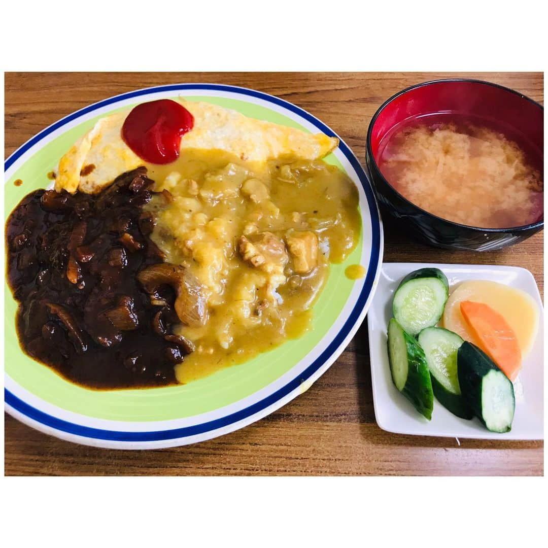 有明ゆなさんのインスタグラム写真 - (有明ゆなInstagram)「浅草橋にある定食屋さんを 紹介してもらったから行ってみた(^^) オムライスがオススメと聞いてたので オムライスを頼んでみた！！！ オムライスと3色オムライスがあって 3色のオムライスにしたよ♡ オムライス、ハヤシライス、カレー が楽しめる3色ってことでした(〃ω〃) . . . . #浅草橋 #ていしょく #定食 #定食屋 #定食屋さん #オムライス #おむらいす #オムライス大好き #オムライスランチ #らんち #ランチ #lunch」8月16日 22時26分 - ariake_yuna