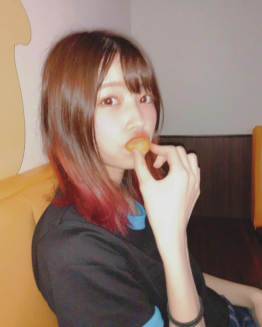 のインスタグラム：「. カラオケ行ってきた〜🎤❤️ . チーズのやつ美味しかった！😵」