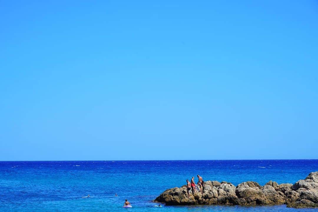 ルーカス・グラビールさんのインスタグラム写真 - (ルーカス・グラビールInstagram)「Sardinian blue. I've seen eyes this color... But never the ocean. 💙💙(Pay no attention to the guy crying at the beach) haha. It's so freaking beautiful!」8月16日 22時33分 - mrgrabeel