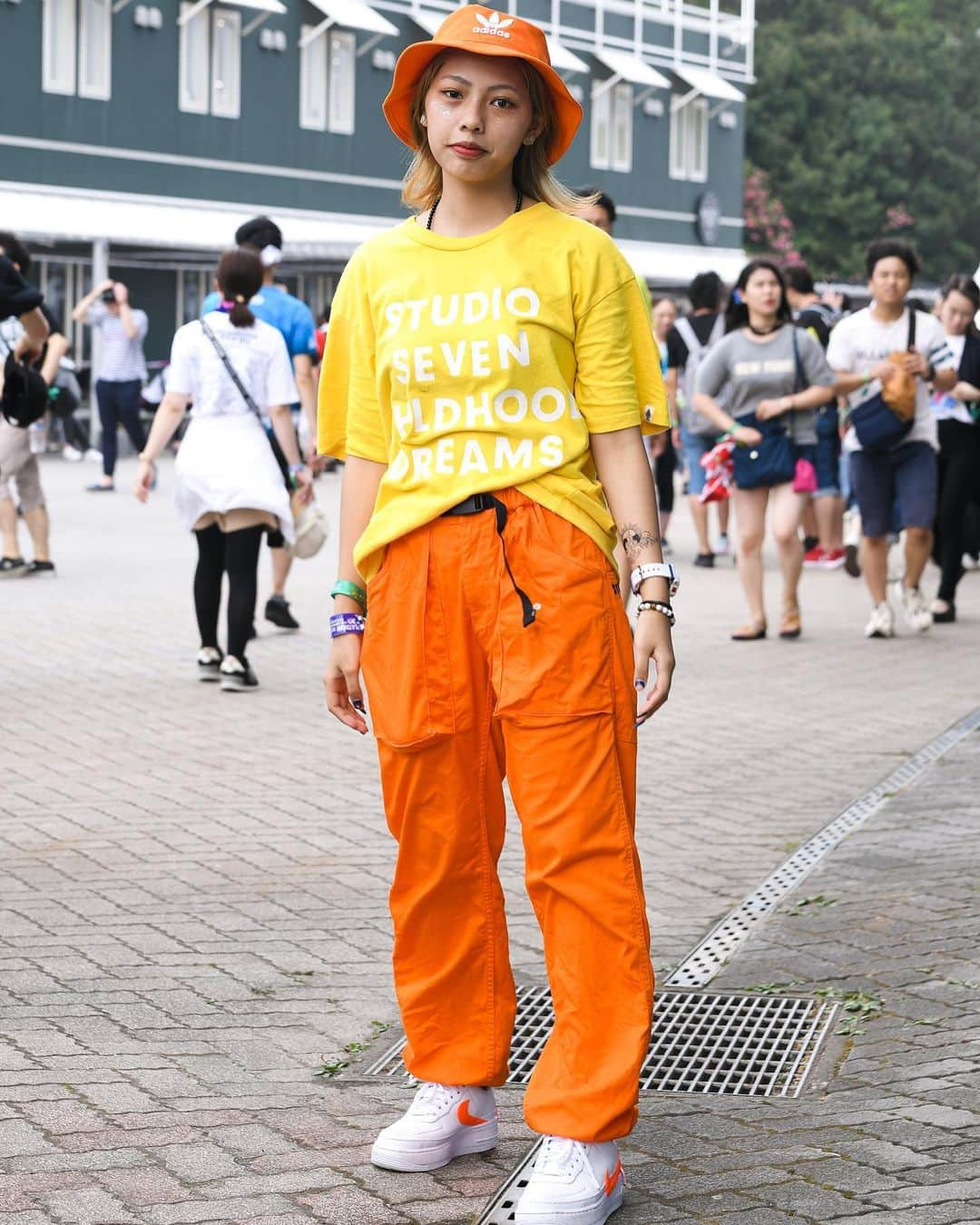 WWDジャパンさんのインスタグラム写真 - (WWDジャパンInstagram)「スナップ：20年目を迎えた「サマソニ’19」が開幕　シンプルな装いが好まれた1日目 ﻿ 　国内最大級の都市型音楽フェス「サマーソニック2019（SUMMER SONIC 2019）」が8月16日、東京と大阪の2都市で開幕した。例年2日間の開催だが、今年は2000年の初開催から20年の節目の年ということで3日間にわたり開催される。﻿ ﻿ 　来場者のファッションはグッズアイテムの着用率が高く、中でもバンドTシャツは鉄板アイテムで、邦楽ロック勢のバンドTシャツ着用者を非常に多く見ることができた。加えてオフィシャルグッズの「サマソニ」20周年記念Tシャツの支持率も高い。﻿ ﻿ スナップ全枚はストーリーまたはプロフィールのリンクから🔗﻿ ﻿ PHOTOS : YOSHIAKI HIKINUMA﻿ ﻿ #WWDsnap ←過去のスナップはこちらから﻿ ﻿ #summersonic #summersonic2019 #サマソニ #サマソニ2019 #サマーソニック2019 #サマーソニック#サマソニファン #けんだるえれな #浅川ありあ #中村貴之 #夏フェス #フェスファッション﻿ ﻿」8月16日 22時34分 - wwd_jp