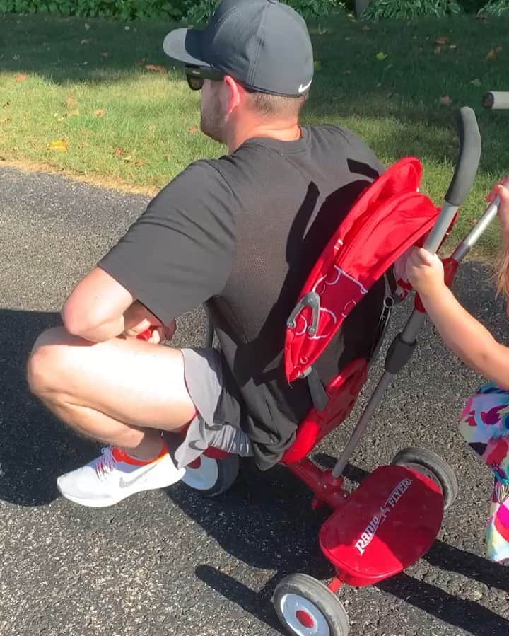 デービッド・ボウディアのインスタグラム：「Family walks are getting interesting- Mila insisted on helping me ride her bike. I cherish doing these walks with my three little ones and sweet wife. Life gets crazy but this lets us slow down and be thankful! Also, her boots are 🔥🔥 #familyfriday #redriderbikechallenge ya okay that’s not a thing but worth the trend?」
