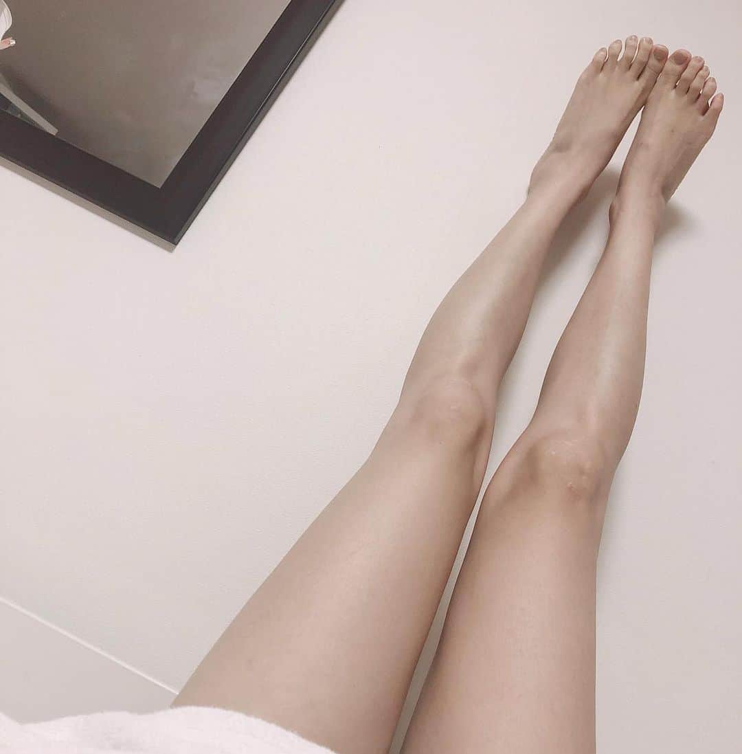 のインスタグラム：「脚上げるといいって聞いて、壁に脚上げてダラダラしてる」