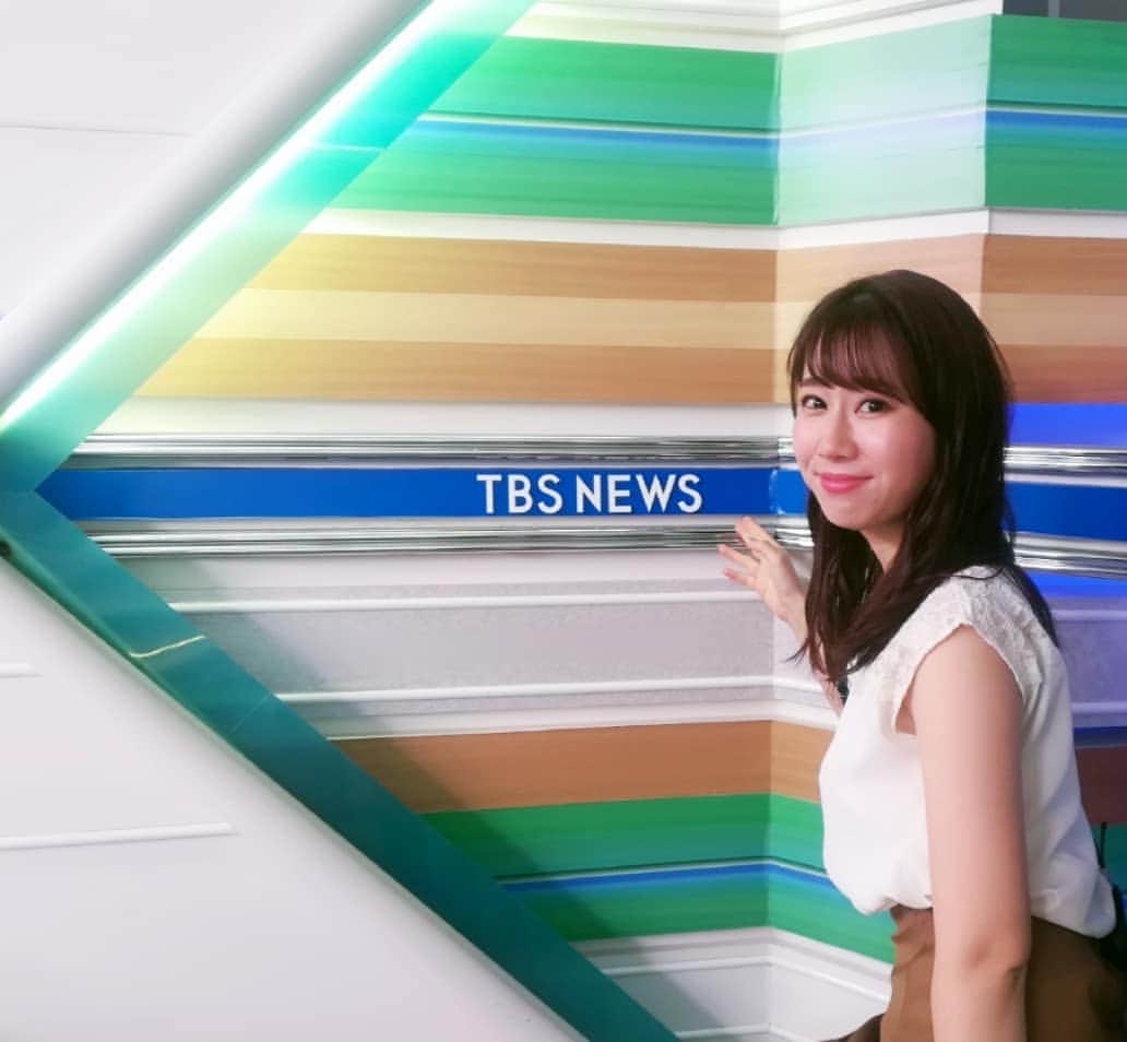 壽老麻衣さんのインスタグラム写真 - (壽老麻衣Instagram)「８月１９日からTBS NEWSは新しいスタジオになります！ 今週は土日休みなので、このスタジオでニュースをお伝えするのはきょうで最後でした。 少し寂しい気もしますが・・・新しいスタジオ、楽しみです！📺 📺 📺 📺 #東京 #tokyo #赤坂 #akasaka #TBS #テレビ#tv #衣装 #夏服 #news #anchor #tvanchor #newsanchor #newscaster #アナウンサー」8月16日 22時45分 - maijuro