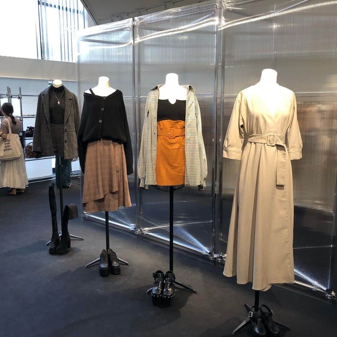 田中美麗さんのインスタグラム写真 - (田中美麗Instagram)「THE EXHIBITION 2019 A/W BLACK へお邪魔してきました(^^) 前回の展示会行けなかったから、オーダーもできてよかった💓  横浜店のリニューアルを記念にしてだって！リニューアル楽しみですな😎 お邪魔した、POP UPはアミューズメントパークみたいに色々楽しめるゲームがあってずっと笑っていました(^^) 随時、楽しませていただきました動画をストーリーとか、インスタにあげます〜笑  #emoda」8月16日 22時39分 - mirei_tanaka_