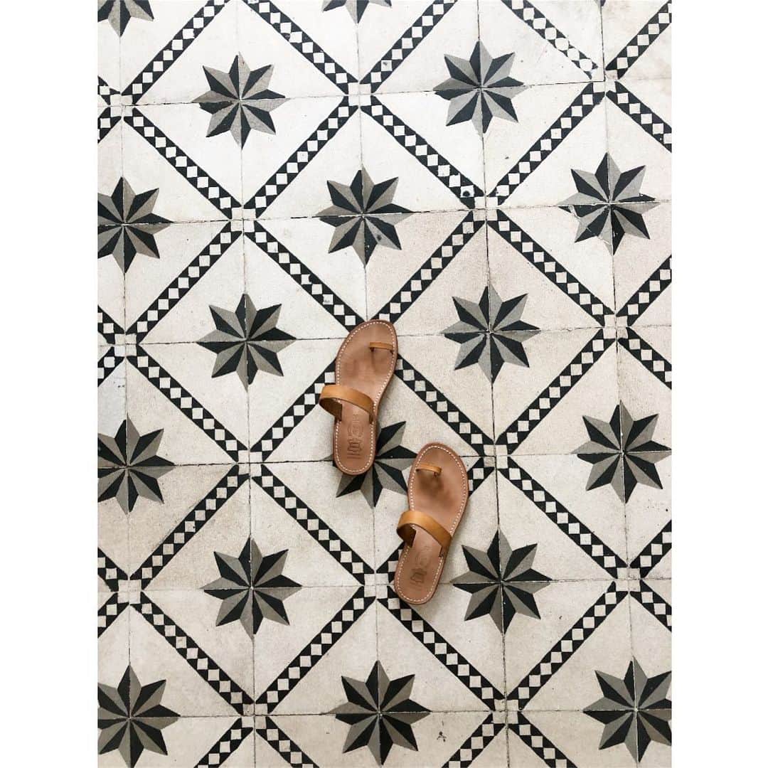 のインスタグラム：「Summer shoes #labottegardiane #sandals #madeinfrance #ihavethisthingwithfloors #summerstyle #tiles #summershoes」