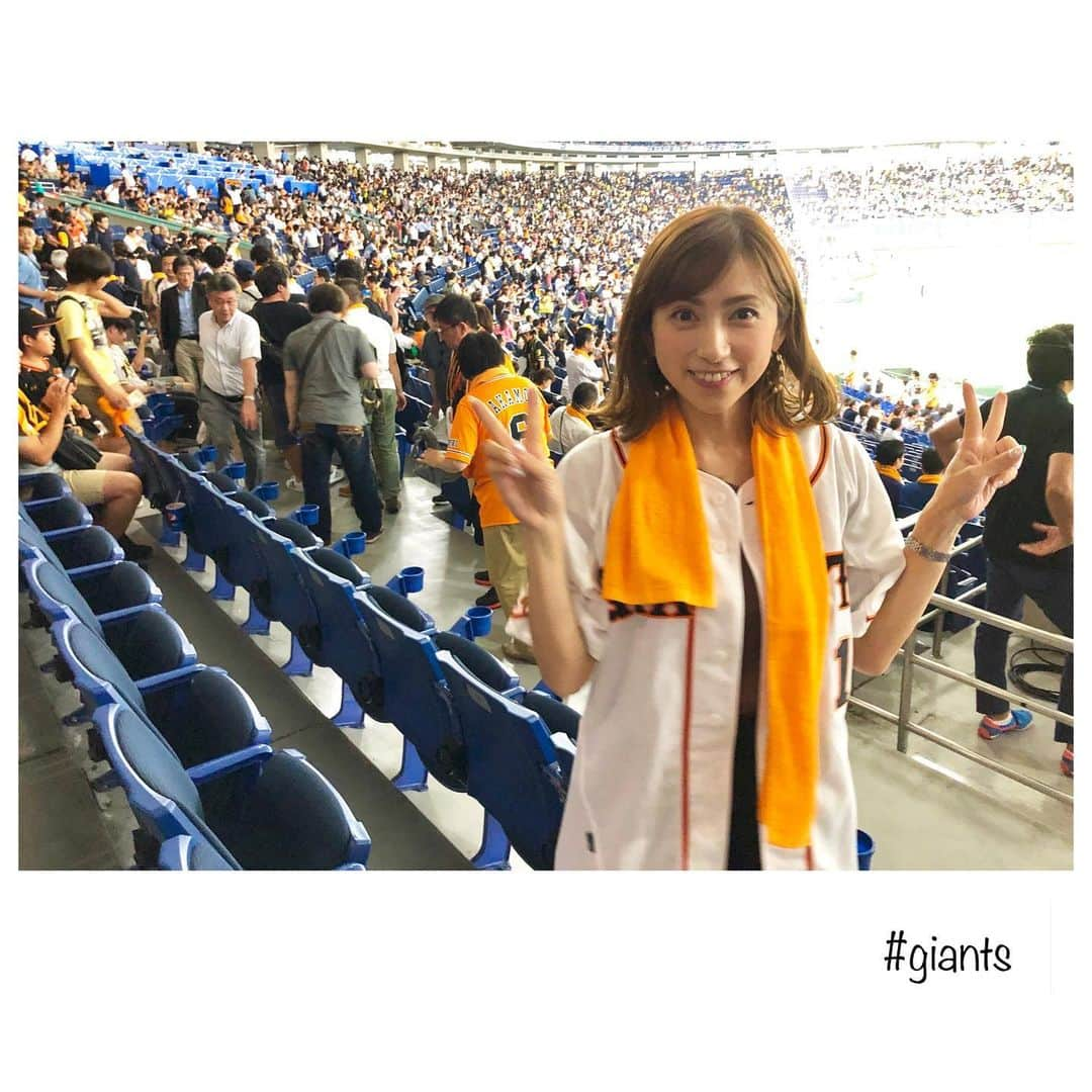 宮崎瑠依さんのインスタグラム写真 - (宮崎瑠依Instagram)「. 伝統の一戦を観戦！！. . ジャイアンツ勝ったよーーー！！！. . 初回に1点を先制されながらも、岡本選手のホームランで逆転に成功‼️. . 何度も出塁されピンチを迎えながらも要所を締める投手陣に感動しました🥺. .  1点差の厳しいゲームだったけど、緊張感があって楽しかった〜🥰. . 私今季観戦試合全勝中😎 負けなし続いていますw  #giants #巨人 #伝統の一戦 #野球観戦 #私はジャイ子」8月16日 22時41分 - ruimiyazaki