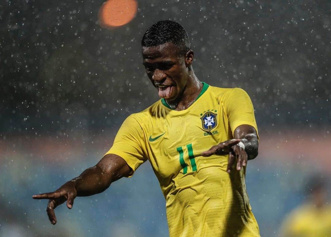 ヴィニシウス・ジュニオールのインスタグラム：「Tudo no momento certo! Feliz e orgulhoso com a oportunidade de representar o meu país! Glória a Deus pela convocação! 🇧🇷⚒ 📸 @andrellmourao」