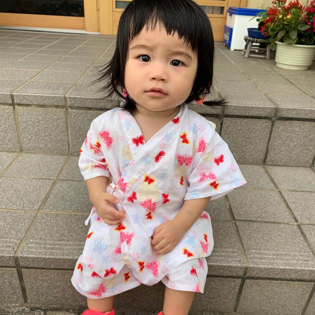 小松美緒のインスタグラム：「このお休み中にたくさんの初めてを経験した娘🧚‍♀️ ✨✨ 甚平を着たのも初めて。福島のじいじが似合うと買ってくれました♡  来年はもう着れないだろうから とにかく夏たくさん着ようね。  #もったいなーいもったいなーいもったいなーい、けどかわいくてそれでもぜんぜんよーい！」