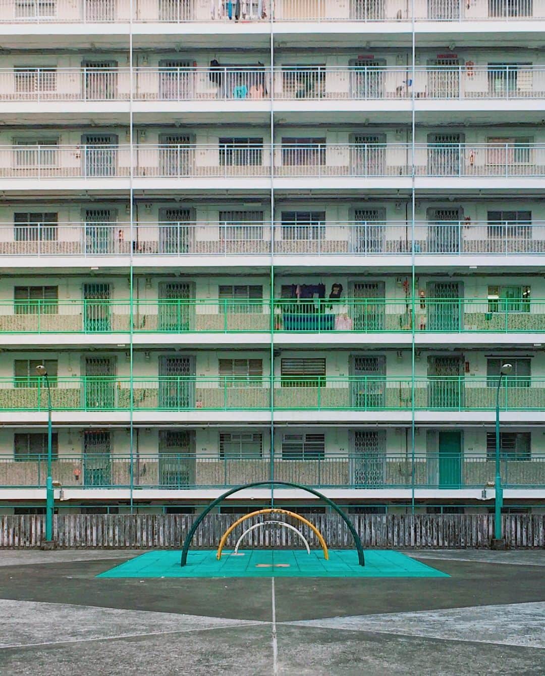 sunday_722さんのインスタグラム写真 - (sunday_722Instagram)「*﻿ 香港の写真を何の説明もなく上げてみる﻿ *﻿ #香港の写真を何の説明もなく上げてみる﻿ #symmetry﻿ #architecture﻿ #I❤️HK﻿ #南山邨﻿ #architecture﻿ #mwjp﻿ #ShotOniPhone﻿ #ShotOniPhoneX﻿ #hongkong﻿ #allabouthongkong﻿ #discoverhongkong﻿ #waytohk_sunday_722﻿ #香港中毒﻿ #香港﻿ #capturehongkong﻿ #zolimahongkong﻿ #streetmagazineI﻿ #hkstreetphotography﻿ #lookup﻿ #indies_gram ﻿ #ig_photooftheday ﻿ #tv_pointofview﻿ #ink361_asia﻿ #grryo #youmobile ﻿ #myfeatureshoot ﻿ #samewheremagazine﻿ #awesomehongkong」8月16日 22時55分 - sunday_722