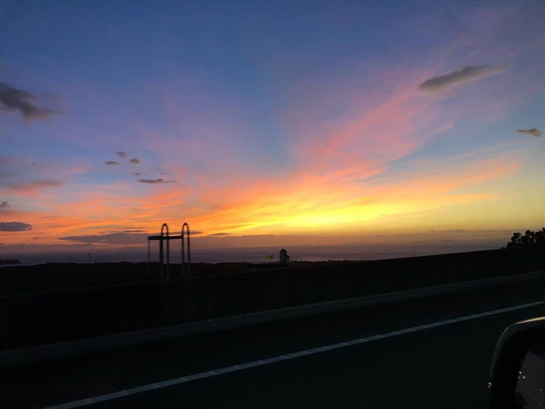 因幡始さんのインスタグラム写真 - (因幡始Instagram)「徳島の帰り道に、車内から撮った奇跡の夕焼けをご覧下さい。」8月16日 22時54分 - wacci_key_hajime