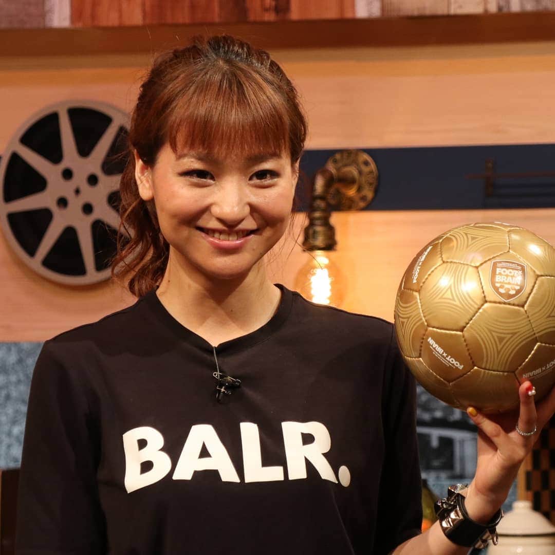 テレビ東京「FOOTxBRAIN」さんのインスタグラム写真 - (テレビ東京「FOOTxBRAIN」Instagram)「明日は #サッカー × #ファッション がテーマ⚽👚 #バランススタイル の #高畠侑加 さんをゲストに迎え、世界と日本のトレンドを追います！というわけで、スタッフもサッカーラグジュアリーブランド #BALR. の #Tシャツ を着て収録しました！  #FOOTBRAIN #テレビ東京 #毎週土曜 #24時20分」8月16日 22時54分 - footxbrain