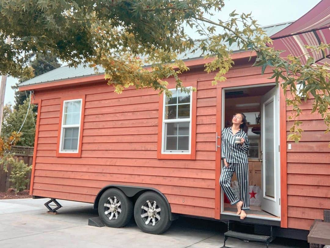 Kim Chiuさんのインスタグラム写真 - (Kim ChiuInstagram)「from capsule hotel experience now its a #TinyHouse experience!!!🏠 after asap bay area i decided to do a little #KIMadvenCHIUre. been curious about #TinyHouselove and cant believe im finally here!!!😁 watch my latest video on my channel as I experience one night in this cutesie bitsie luxury tiny house in San Francisco, let me take you on a tour and review!!! hahahha pakeme lang!! 😅😅 ofcourse with the critic ate @haidzfernandez 😂😂😂 this is fun!!!💗💗💗 #supercute link in my bio or you can visit my channel kim chiu ph 💋 see you there!!!😘」8月16日 22時47分 - chinitaprincess