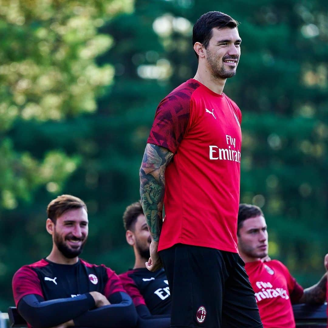 ACミランさんのインスタグラム写真 - (ACミランInstagram)「😀 Care for a cuddle? 🤗 👀 All eyes on the ball ahead of Cesena ⚽ 👀 Occhi puntati sul pallone in vista di #CesenaMilan ⚽」8月16日 22時49分 - acmilan