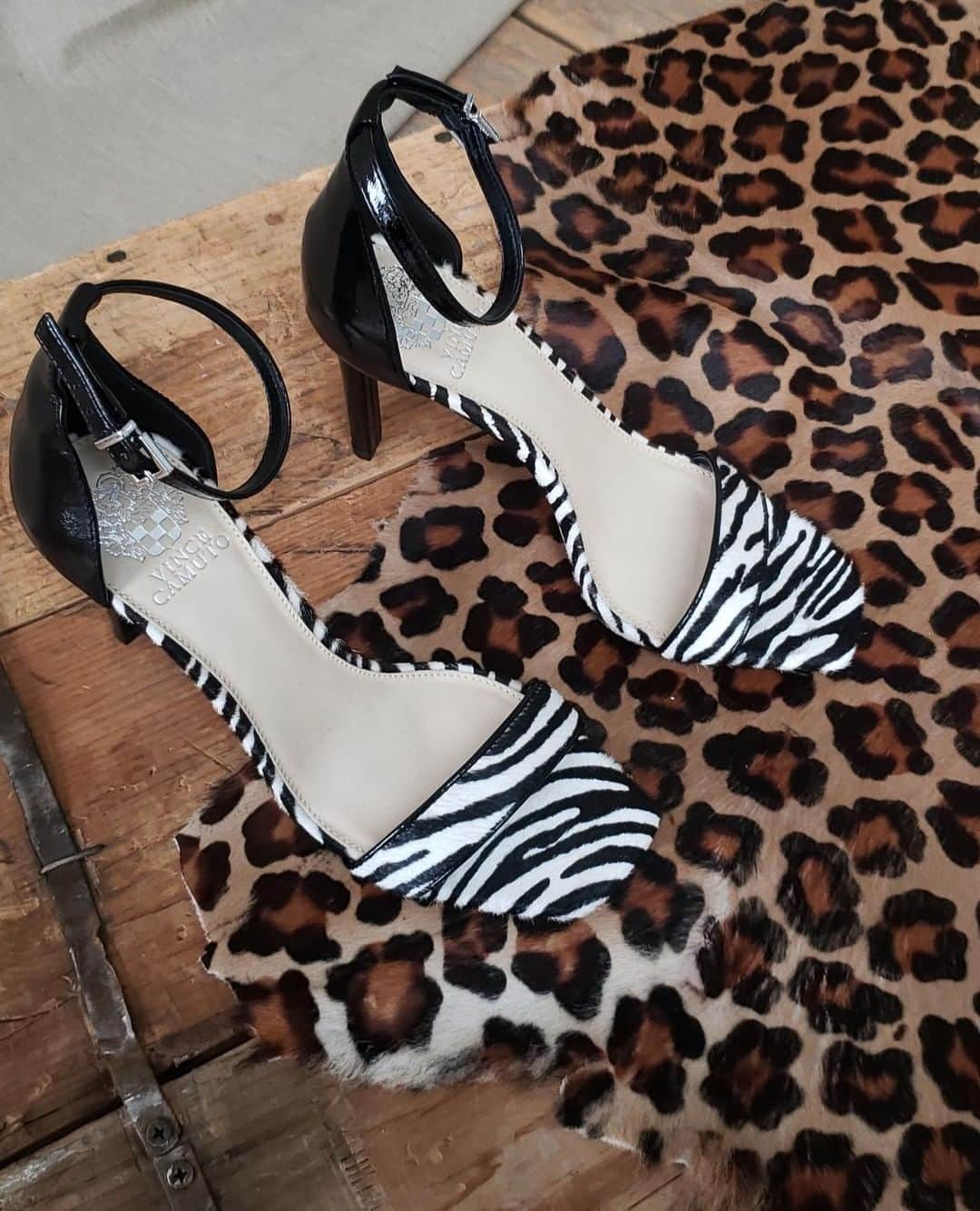 ヴィンスカムートさんのインスタグラム写真 - (ヴィンスカムートInstagram)「Print we love: the zebra-accented Lauralie. #standoutstyle #summer2019 #sandals」8月16日 22時55分 - vincecamuto
