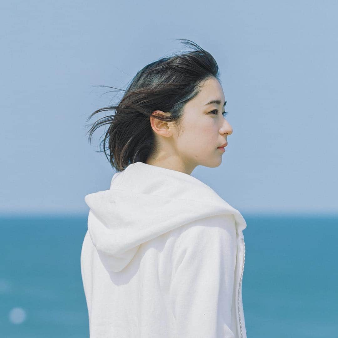 濱田英明のインスタグラム：「@narumi_05 for BOTTLOOP, China #鳴海唯 #yuinarumi #鳥取砂丘 #pentax67」