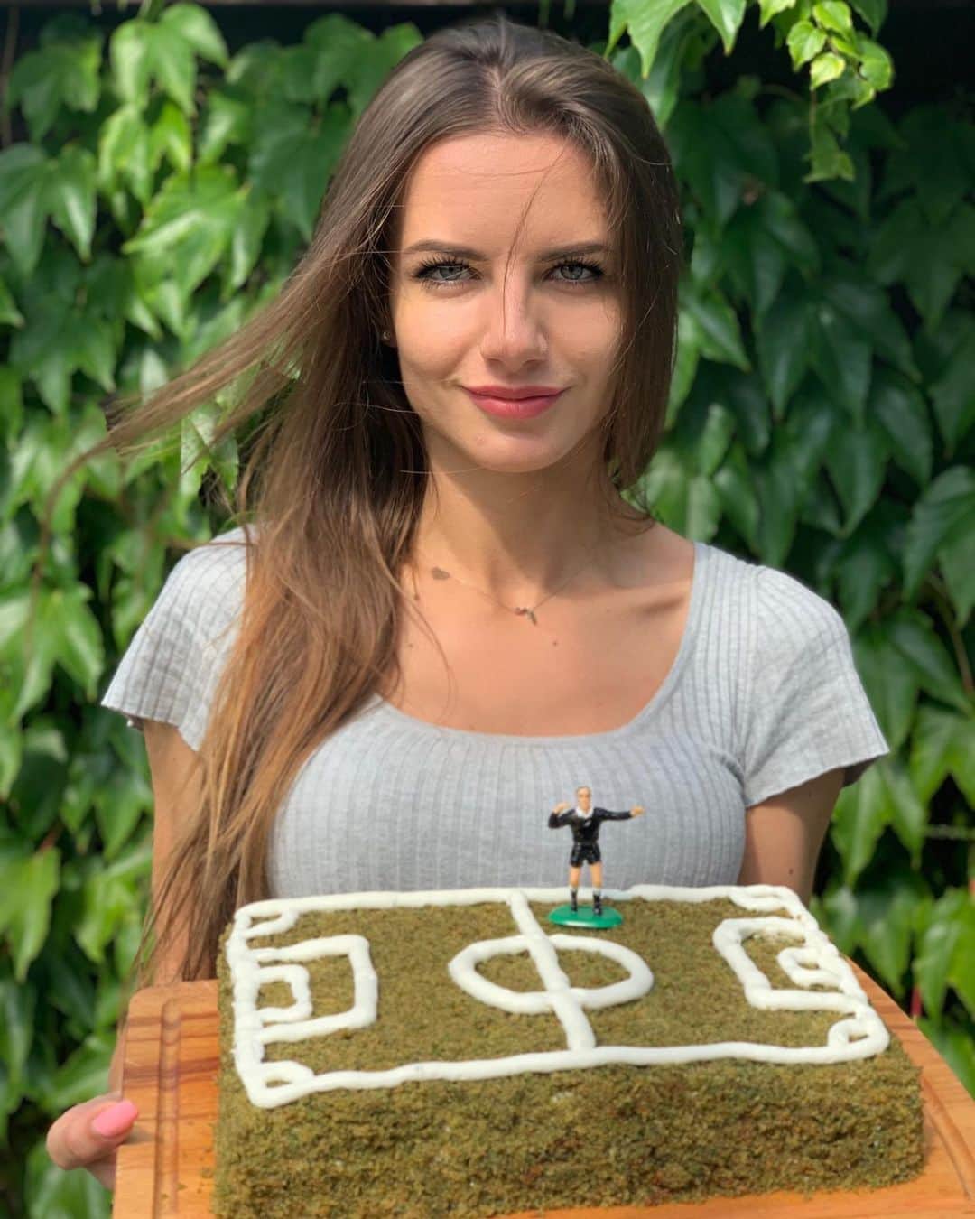 Karolina Bojarさんのインスタグラム写真 - (Karolina BojarInstagram)「Me & my handmade pitch cake 🍰⚽️ Proud of myself 👩🏻‍🍳😎 • #glutenfree #sugarfree #cake #pitch #referee #lovecooking #kitchenkilla #garden #brunette #perfekcyjnapanidomu」8月16日 22時51分 - bojarmeow