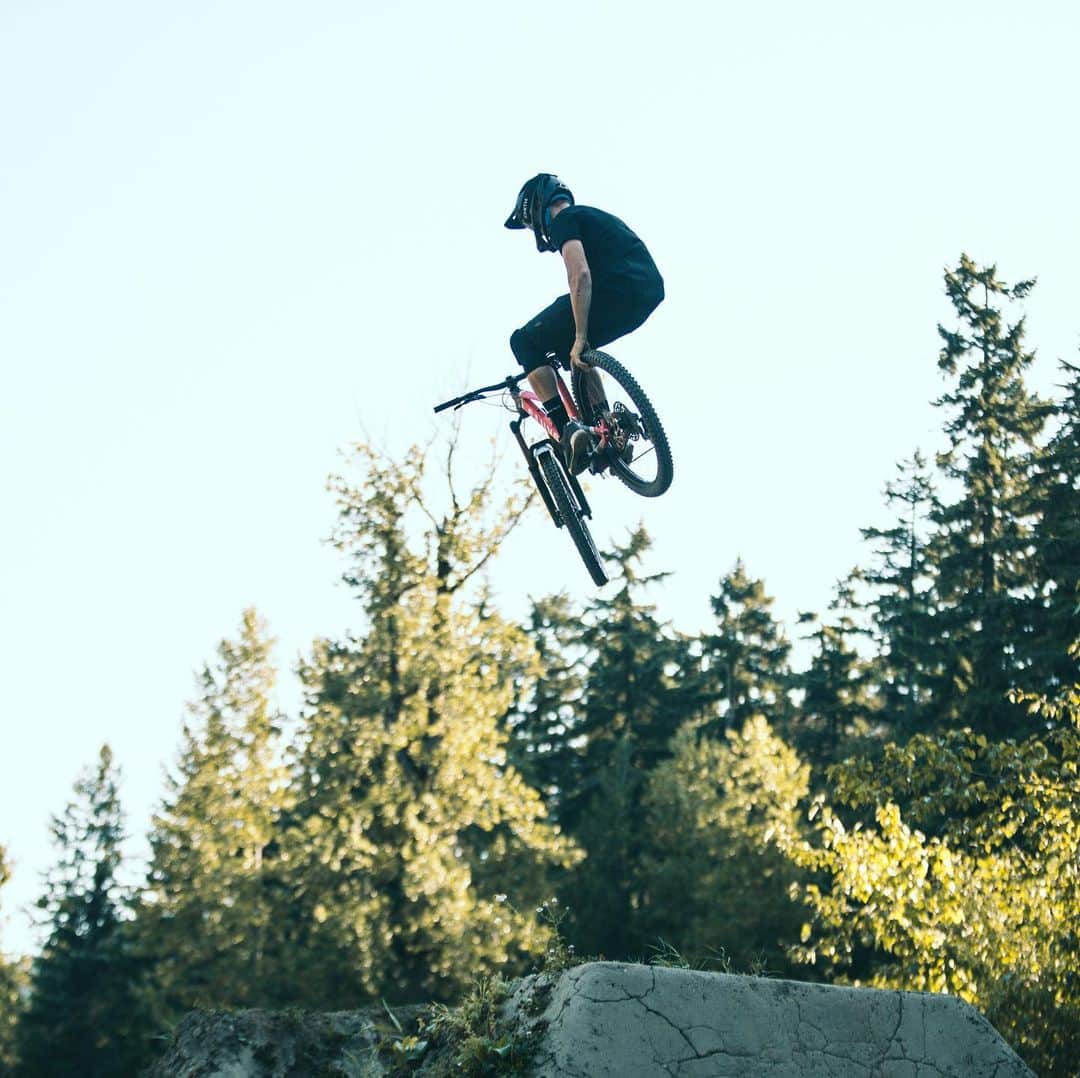 Zipp Speed Weaponryさんのインスタグラム写真 - (Zipp Speed WeaponryInstagram)「It’s all about fun on a bike... @bikerbrayd on #3zeromoto in #Whistler.  Get the facts on this wheelset in profile link. 📷 Jack Berg」8月16日 23時02分 - zippspeed