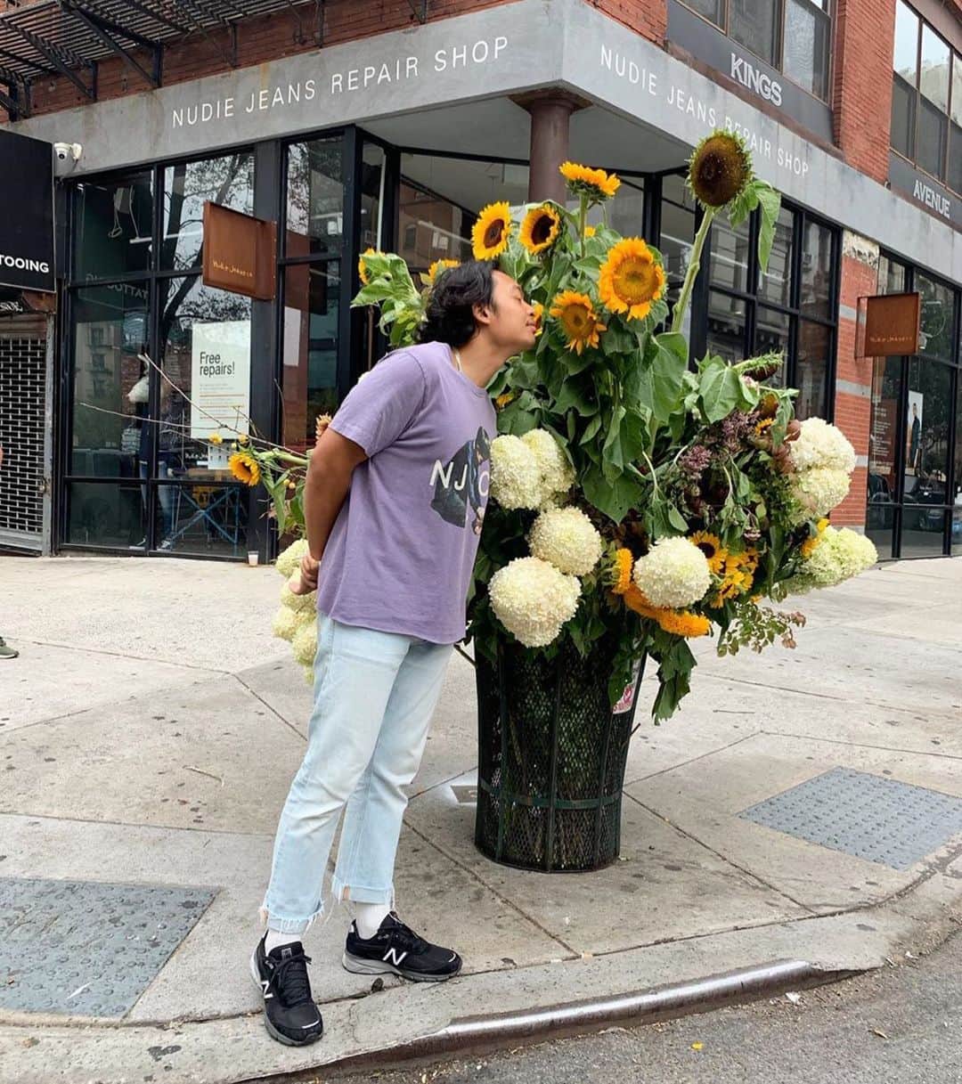 のインスタグラム：「Thanks for stopping by @lewismillerdesign 🌻 . . . #nudiejeans #organicdenim」