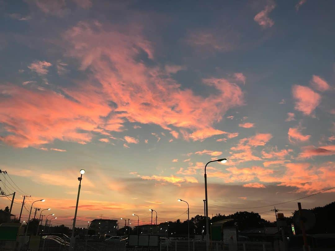 のインスタグラム：「台風の影響で風はすごかったけど少し涼しくなったので夕方パパと公園へ久々に出かけてきた。  １ヶ月ぶりくらいだと思うけど、やったことの無い遊具にガンガン挑んでいく息子ちんを見てほんとに成長したなぁ～とママ感動。 筋力も付いてやれることが増えたんだろうな。帰らないって散々ぐずったけど、おせんべい買いに行こうって誘ってやっとスーパーへ。  スーパーを出たら夕暮れがすごく綺麗だった。  #sunset#夏の夕暮れ#instagramjapan #SKY#orange#空#夕暮れ#セミの穴#公園#滑り台#一歳半#1y6m」
