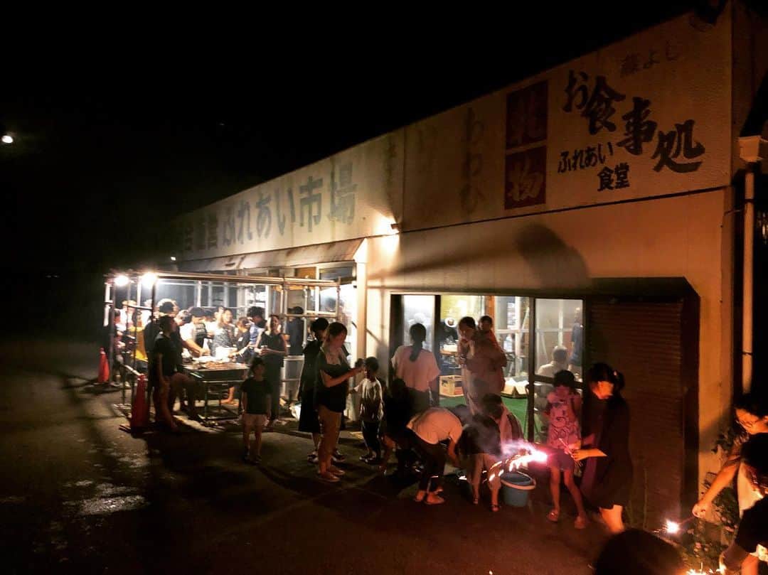 飯沼誠司さんのインスタグラム写真 - (飯沼誠司Instagram)「総勢約70名を超えるBBQ。 地元の方々に支えていただいて我々の活動が成り立っている。 毎年恒例行事。 この日はいつも原点に帰り、また未来も語る場。 大切な時間。 子供たちが多いのも嬉しい。 #tateyamasurfclub  #tateyamacity #bbq #感謝の集い」8月16日 23時04分 - seiji_iinuma
