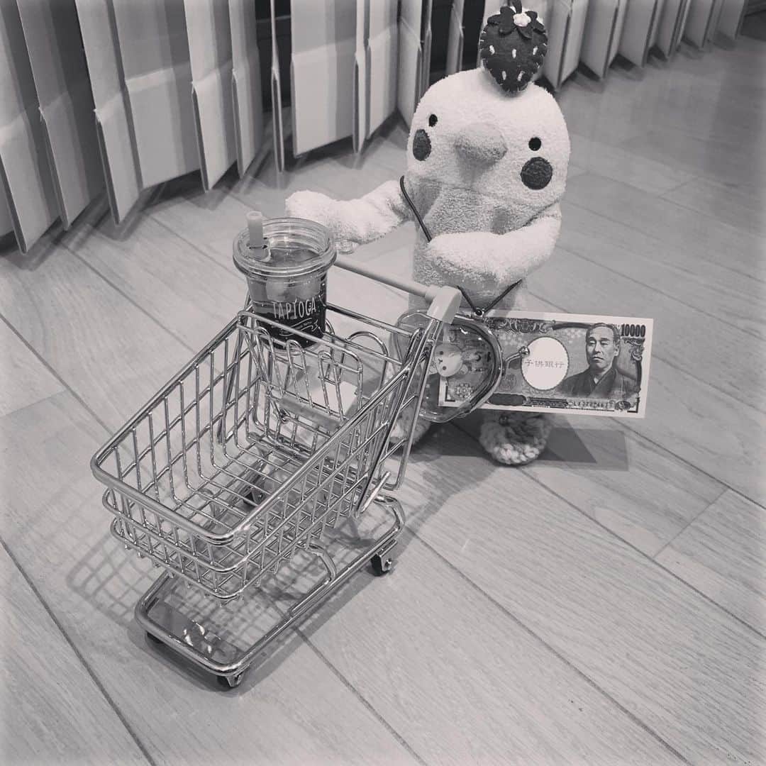 江口ともみさんのインスタグラム写真 - (江口ともみInstagram)「怪しい行動はしっかり撮られてました‼️ ちゃっかりお金持ってタピオカ飲みながら冬も旅行行く気満々でお買い物行ったらしい。。。 おかちゃん、ルフ兄さんいないと好き放題だな🤨困った困った  #fumofumosan #フモフモさん  #ちーく#おかちゃん #子供銀行#一万円札 #タピオカドリンク」8月16日 22時59分 - tomomin.eguchi