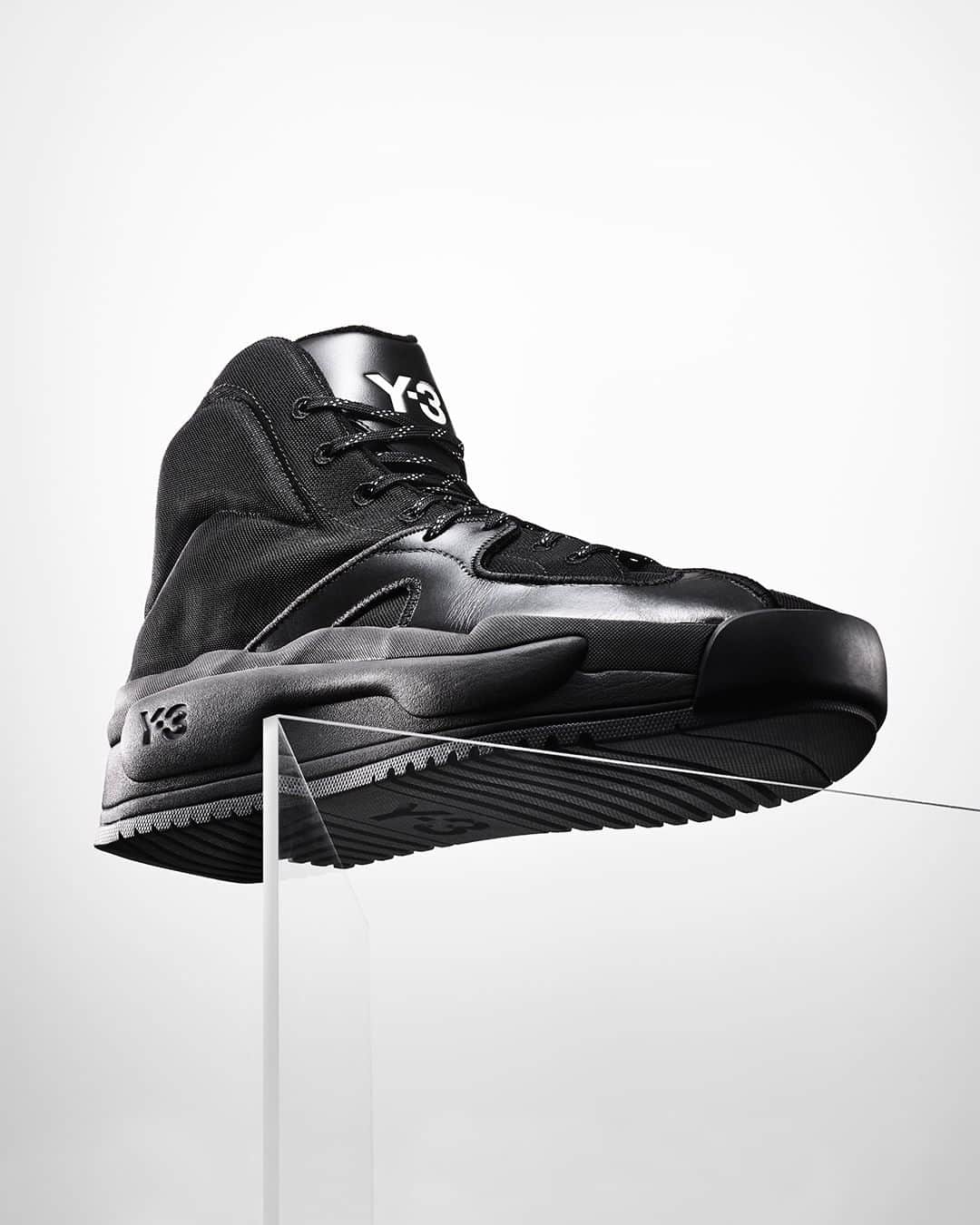 ワイスリーのインスタグラム：「Y-3 HOKORI. Y-3 Fall Winter 2019. --- #adidas #Y3 #YohjiYamamoto Discover the collection at Y-3.com」