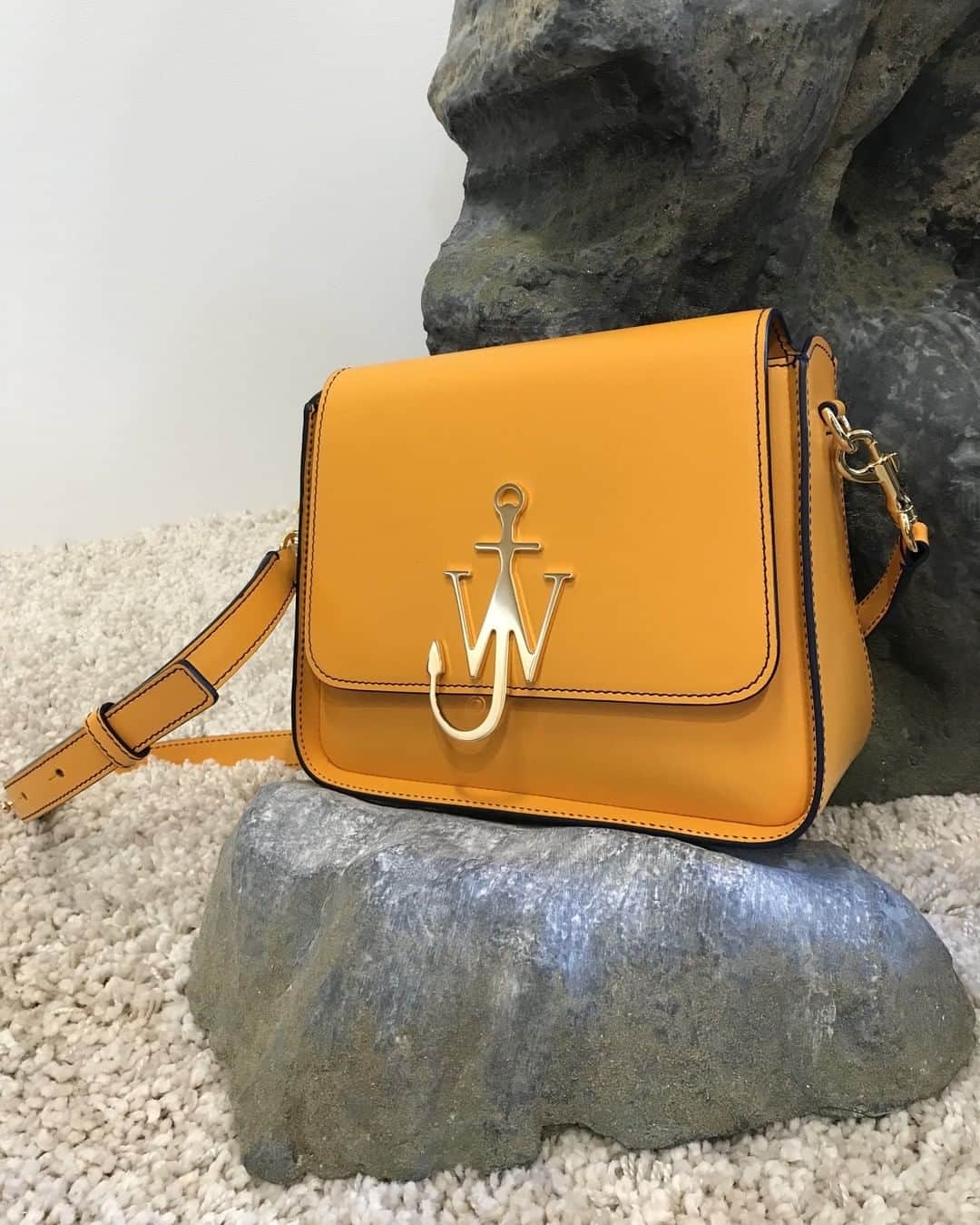 JWアンダーソンさんのインスタグラム写真 - (JWアンダーソンInstagram)「Straight up or on the rocks? Either way the new AW19 bags are available for you to order at JWAnderson.com #JWAnderson #JWA #Accessories #LeatherGoods #AnchorLogoBoxBag」8月16日 23時01分 - jw_anderson