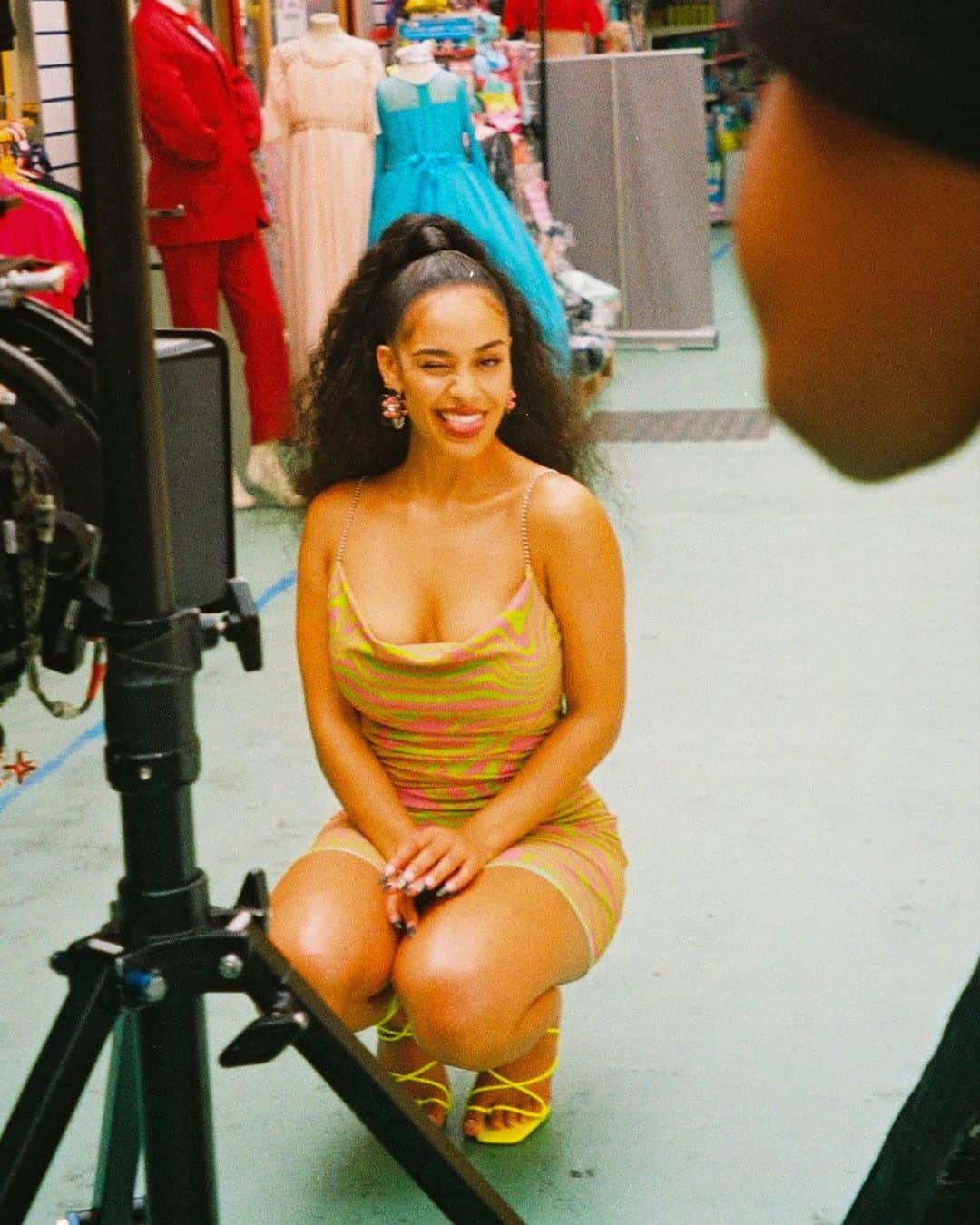 i-Dさんのインスタグラム写真 - (i-DInstagram)「🚨 HOT GIRL SUMMER ALERT! 🚨⁣ ⁣ Want to see some 𝐞𝐱𝐜𝐥𝐮𝐬𝐢𝐯𝐞 BTS photos from Jorja Smith and Burna Boy's new video for "Be Honest"? 👀⁣ ⁣ Of course you do! ⁣😉 ⁣ Check them out now via the link in bio. 🔗⁣ .⁣ .⁣ .⁣ Text @frankie__dunn⁣ Photography @lilymcmurrayy⁣ #JorjaSmith #BurnaBoy #BTS #BeHonest」8月16日 23時11分 - i_d