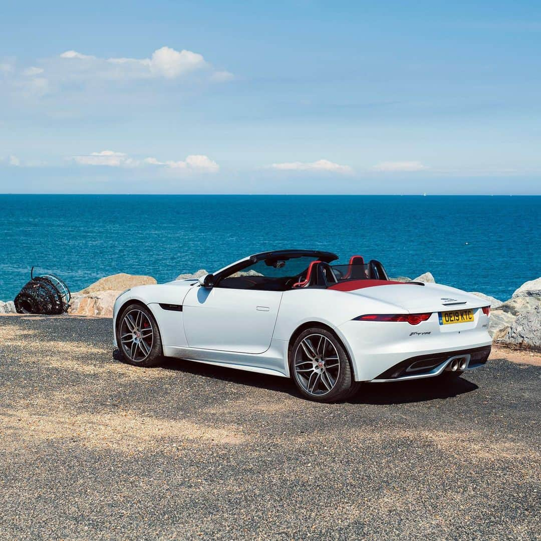 Jaguarさんのインスタグラム写真 - (JaguarInstagram)「It's not just Friday. It's #FTYPEFriday.  #JaguarJourneys #Jaguar #FTYPE #Convertible #Luxury #Premium #SportsCar #CarsofInstagram #InstaCar #InstaDesign #England #UK」8月16日 23時11分 - jaguar