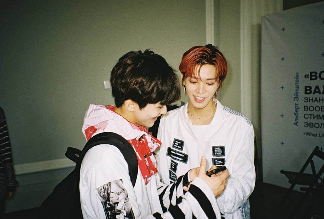 NCT 127さんのインスタグラム写真 - (NCT 127Instagram)「#MARK & #YUTA 📷 by #JAEHYUN  https://youtu.be/tvyP7A_CzQI  #NCT #NCT127 #RUSSIA」8月16日 23時12分 - nct127