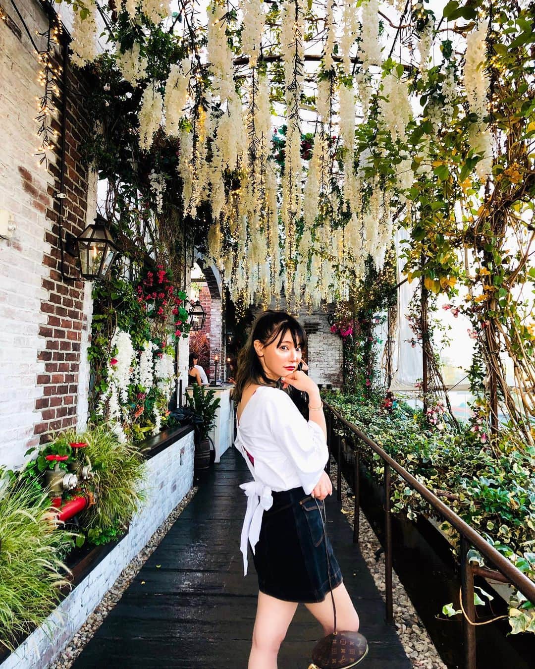 クリスティン・ウェイのインスタグラム：「Found a nice place #cafeinla #stylishplace #wellteavelled #valmuer #cwtravel #trendyspot」