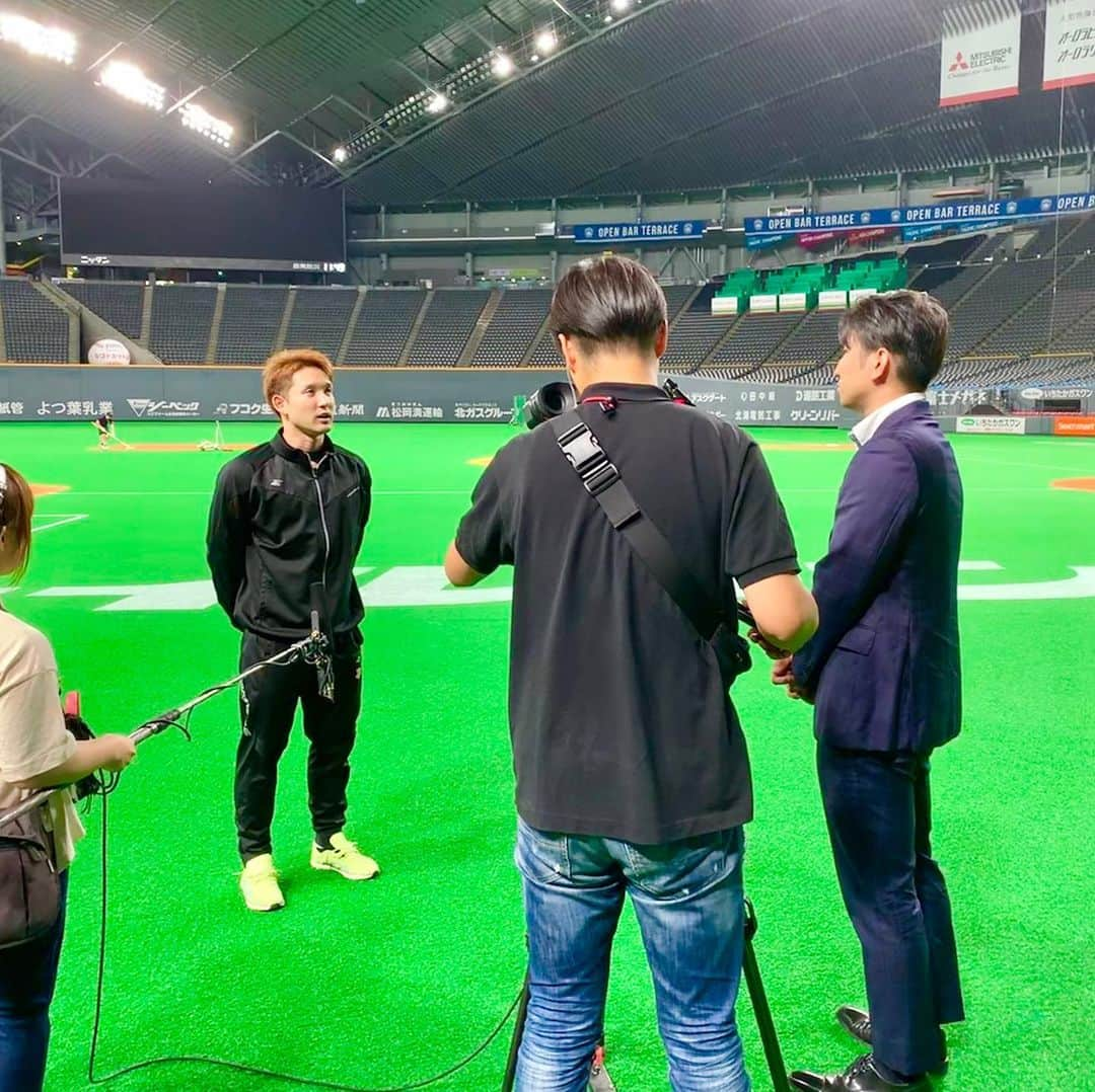 福田太郎さんのインスタグラム写真 - (福田太郎Instagram)「⚾︎ ファイターズが札幌ドームに帰ってきた〜🔥 ここらでグーンと、上昇気流に乗って欲しいですね！ ⠀ ということで、あすのHTBはファイターズ一色🏟 イチモニ！FFFFF！球場で！行けない方はHTBの中継で！ 実況します！一緒に応援しましょう〜⚾️ ⠀ ⠀ #スギノール こと #杉谷拳士 選手は、灼熱の鎌ヶ谷で いち早く戻って来られるよう、頑張ってます☀️ 今季躍動の要因を、#FFFFF でインタビューしました！ ⠀ #イチオシファイターズ #HTB #野球中継 解説 #岩本勉 さん @gun18gun18  ゲスト #レバンガ北海道 #折茂武彦 選手兼代表🏀 @levangahokkaido_official  実況 #福田太郎 リポート #谷口直樹 #アナウンサー ⠀ #北海道日本ハムファイターズ #lovefighters #驀進  #イチモニ！台風情報も詳しく」8月16日 23時05分 - htb_tarofukuda