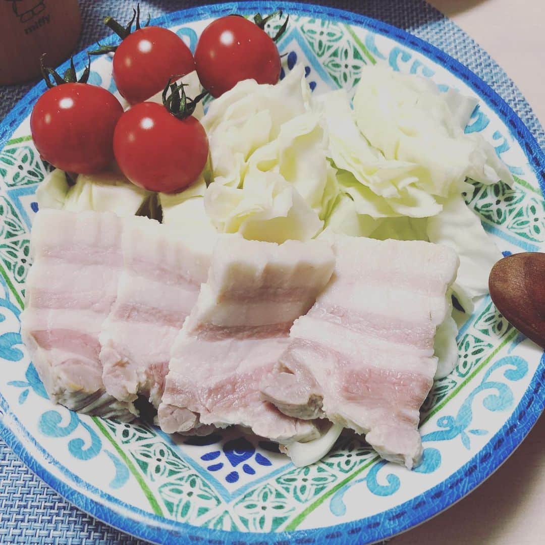やしろ優さんのインスタグラム写真 - (やしろ優Instagram)「今日の朝は、  塩豚とキャベツとトマト🍅  塩豚は、 豚ブロックに塩振って、、、 3日間くらい冷蔵庫に放置して、、、 茹でるだけ‼️‼️ #断糖高脂質 のレシピに載ってました！ #金森式」8月16日 23時21分 - yashiroyuuuu
