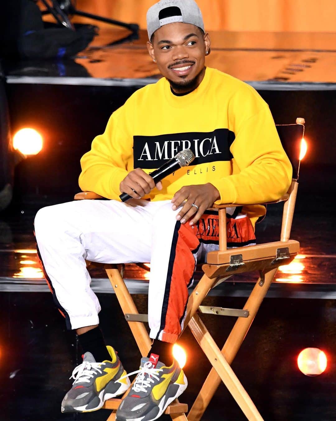 ペリーエリスのインスタグラム：「#chancetherapper sat down with Amy Robach on #goodmorningamerica today to discuss donating over $1 million to Chicago Public Schools and speaking on the importance of mental health. Chance is wearing a track pant from the #PerryEllisAmerica capsule 2.5 collection and the Logo Sweatshirt from capsule 3. #comingsoon #ChanceOnGMA」