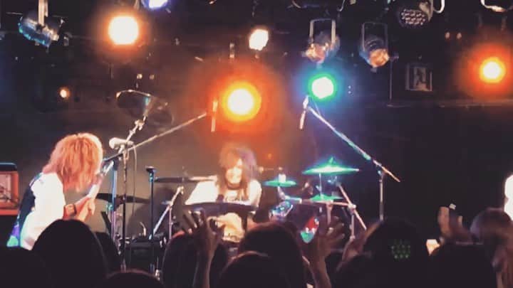 玲夏のインスタグラム：「2019.08.04 れかバ動画 年に一回の感電18号のドラム担当  #不慣れな人がドラム叩くとこうなる #右利きなので左手はあんま動かない #でもギターソロのとこはわざと #ドラム玲夏 #ボーカルTakeshi #ギターと突っ込み美月 #ベースとスクワット七星 #ギター当て振りdunch」