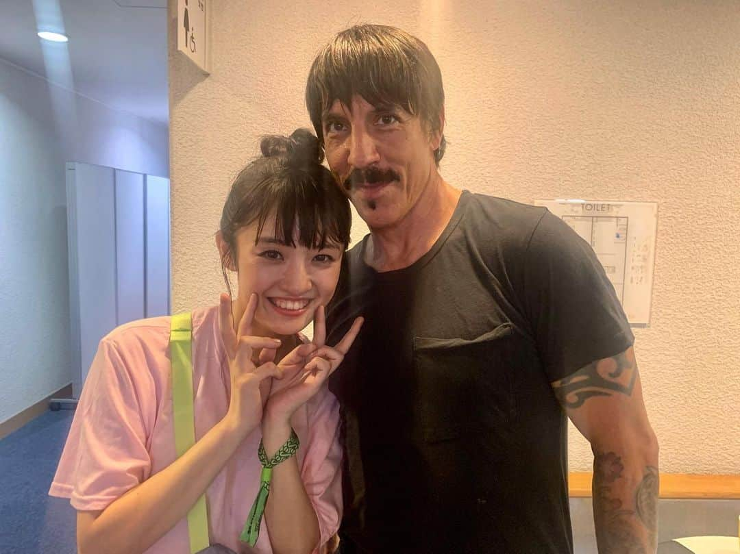 咲良菜緒さんのインスタグラム写真 - (咲良菜緒Instagram)「そしてまさかの...レッチリのあのアンソニー様😭💕 これ夢じゃないかな？っていまだに思ってるから投稿して現実にする🥺 色々ねタイミングと奇跡が重なってこの写真があるの🤳 もうこれはおかしいよ😭😭 「love!!!」って伝えれました🙆‍♀️ レッチリ高校生から聴いててずっとイヤホンから聴いてたものが 生で聴こえてきて感動🥺もう一生の思い出です🥺  おばあちゃんになってもレッチリを聴くと高校生を思い出すんだろうな。 最高の１日でした！  @chilipeppers #summersonic #summersonic2019 #summersonic大阪」8月16日 23時16分 - nao_sakura_official