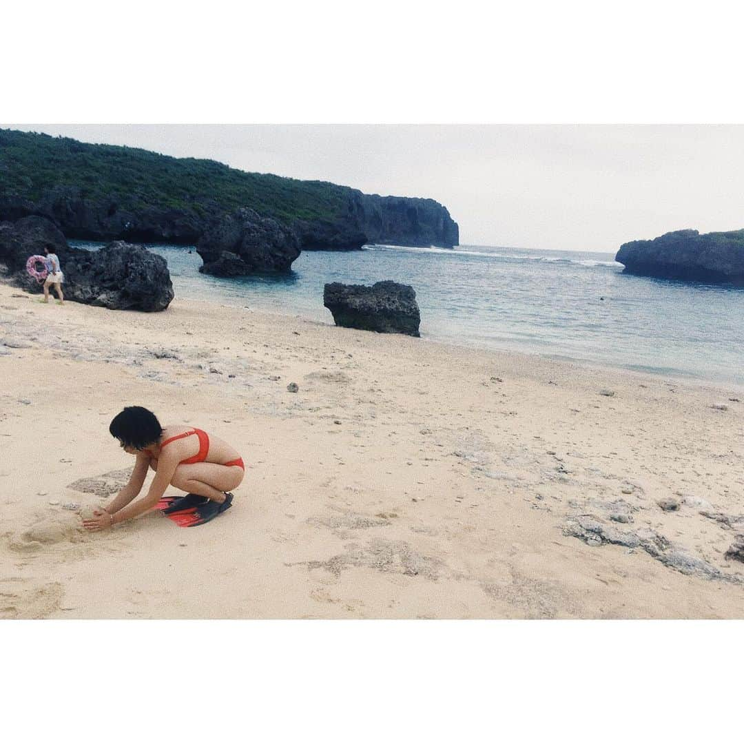 eriさんのインスタグラム写真 - (eriInstagram)「今日はシュノーケリングへ。 波はあったけど、海の中は平和そうだった。 その後砂浜で、砂の色がココにそっくりだったから砂でココの形をつくってたら寂しくなった。 お盆だしね。  #YUMACOCO」8月16日 23時17分 - e_r_i_e_r_i