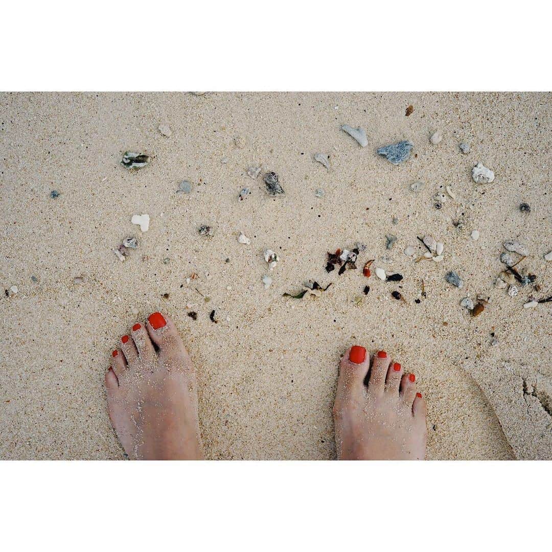 のインスタグラム：「今日はシュノーケリングへ。 波はあったけど、海の中は平和そうだった。 その後砂浜で、砂の色がココにそっくりだったから砂でココの形をつくってたら寂しくなった。 お盆だしね。  #YUMACOCO」