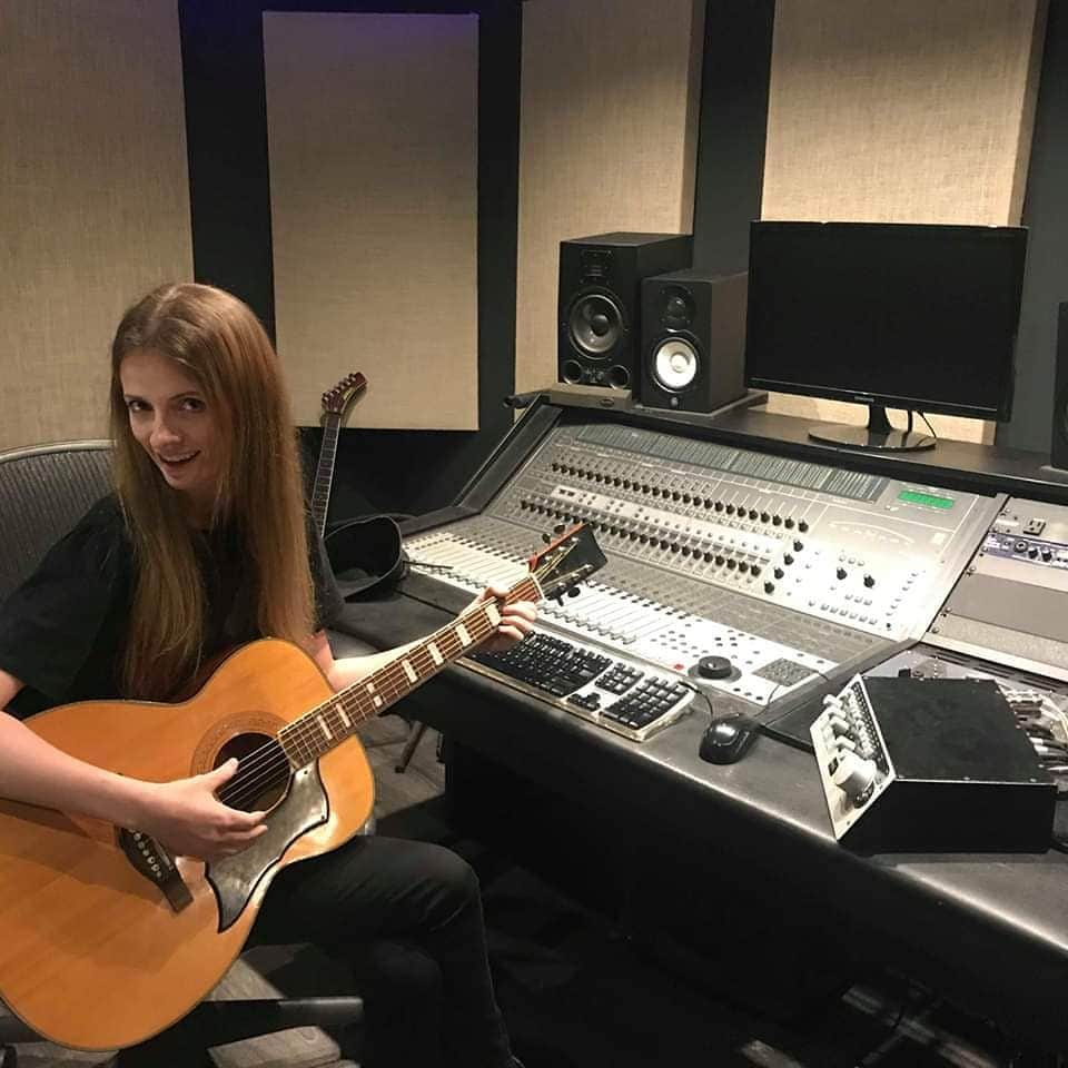 アナンダ・ジェイコブズさんのインスタグラム写真 - (アナンダ・ジェイコブズInstagram)「100% not working! Only pretending to do a session... the real session will be in a secret shed soon. Stopped in to see Steve from Chicago's @fortknoxstudios #secretshed #studiomusician #mixdesk #pvtstck #engineer #musicproducer #musician」8月16日 23時18分 - ananda_jacobs_