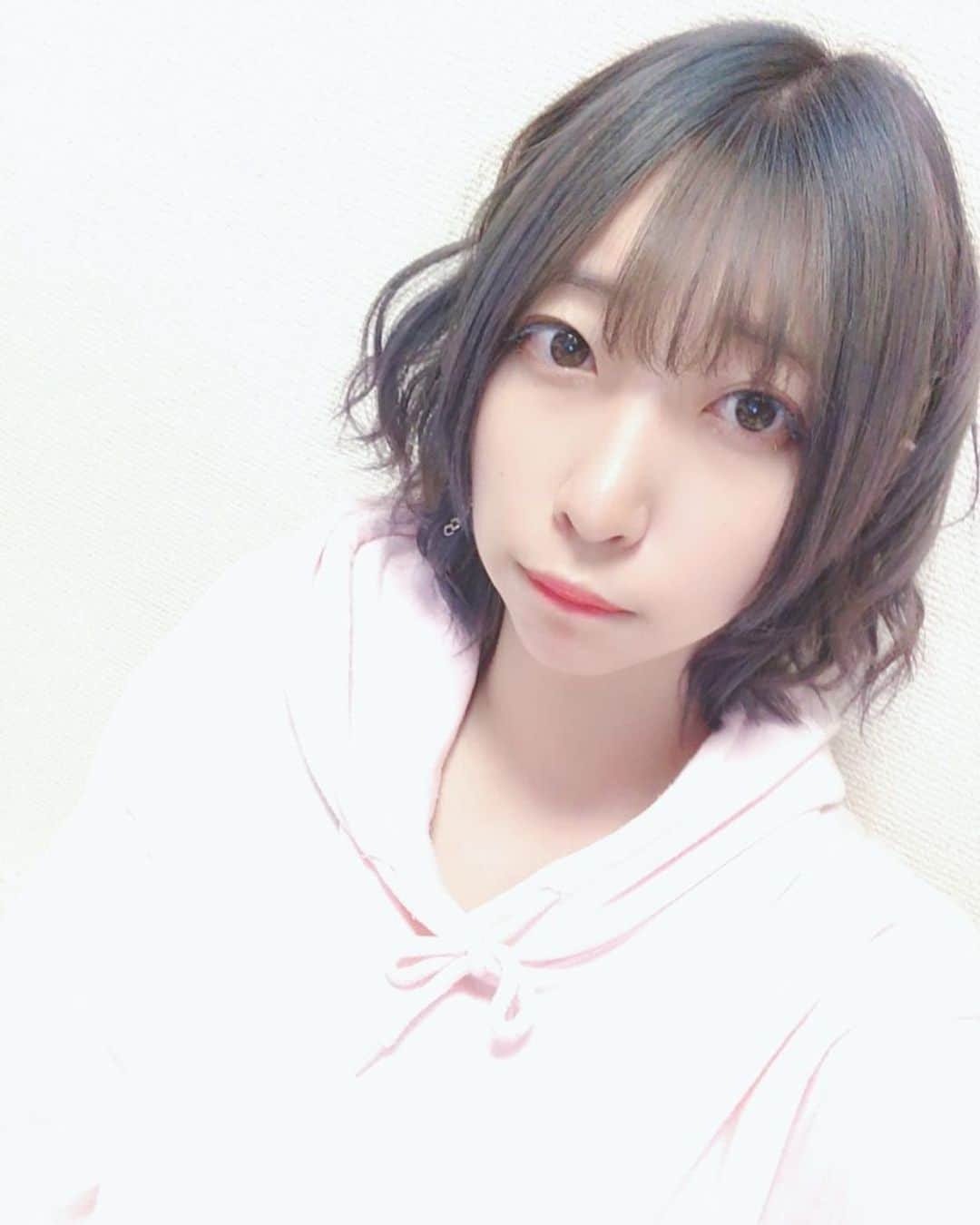 佐藤梨菜のインスタグラム：「ぶどうみたいな頭の色って言われたけれど写真じゃ伝わらないね、ビール美味しい🍇🍺 #アイドル #feam #お酒好き女子 #ビール女子  #いいね歓迎  #セルカ #좋아요 #셀카  #맥주」