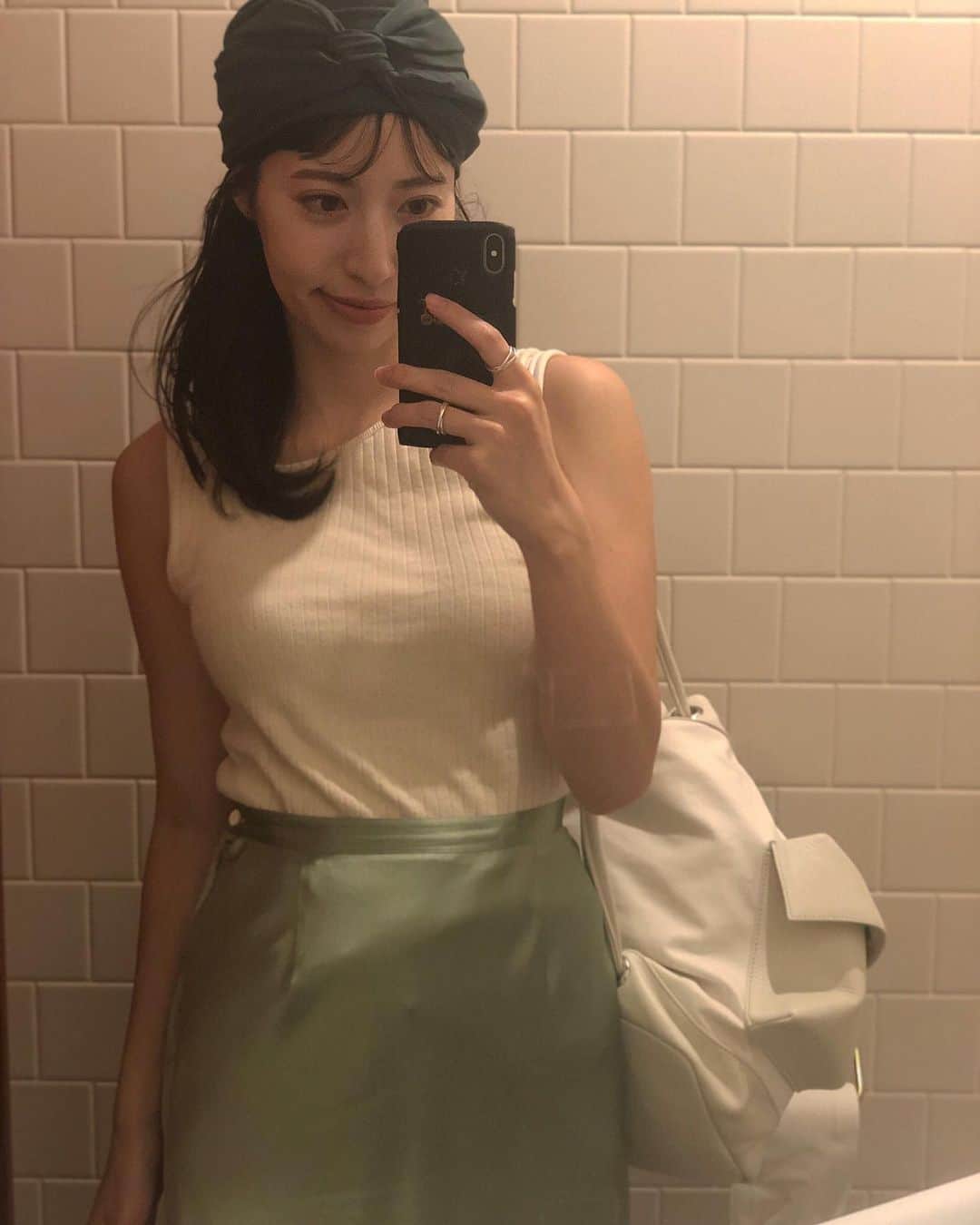 のインスタグラム：「. #muuootd 代謝良すぎて外出てて秒で汗だくなる🤯 髪の毛切るか最強に悩んでいる。。。」