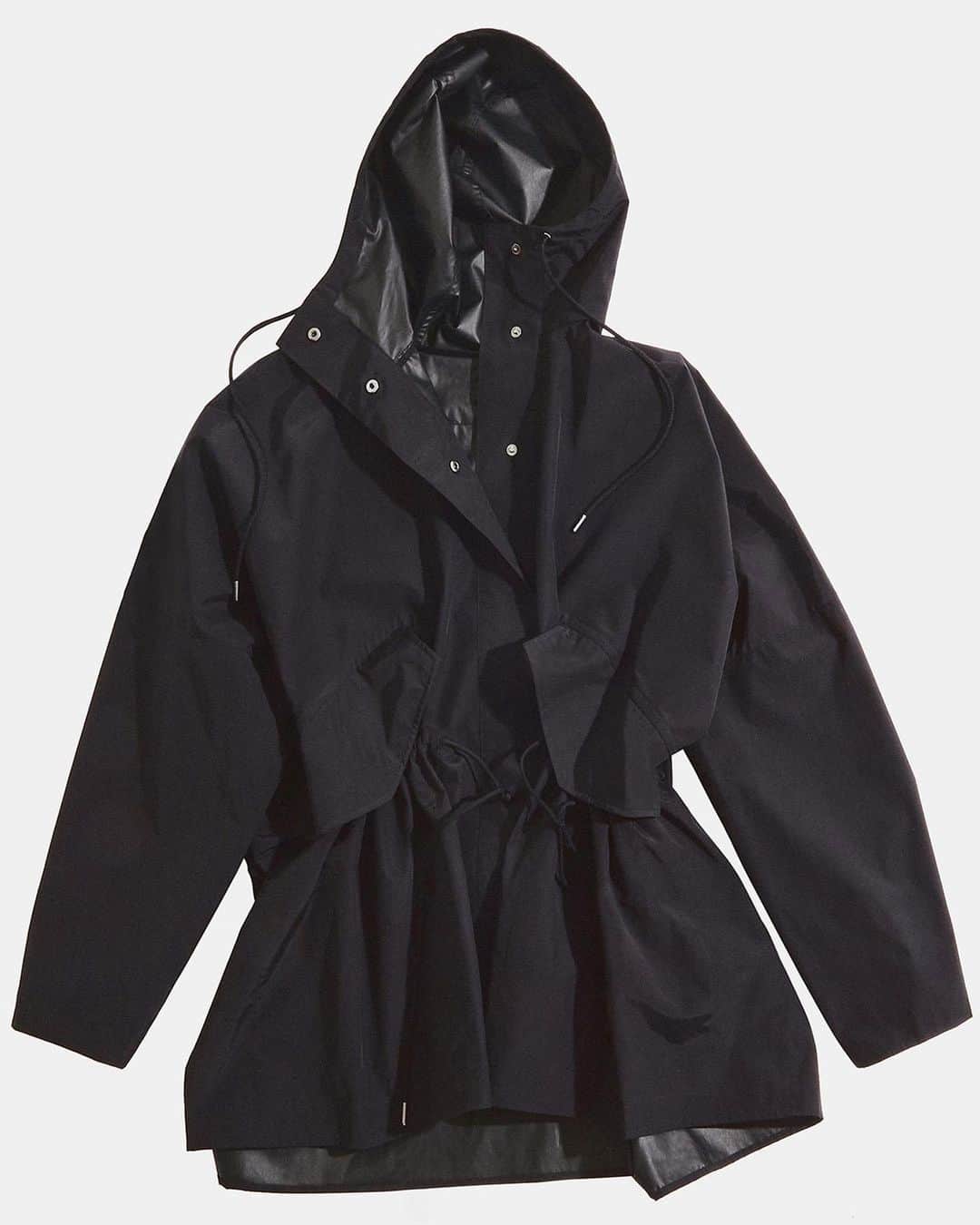 コスさんのインスタグラム写真 - (コスInstagram)「Meet our packable raincoat: lightweight, functional and ideal for unpredictable weather. Tap to shop #cosstores」8月16日 23時25分 - cosstores