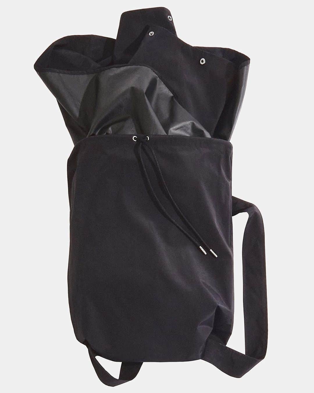 コスさんのインスタグラム写真 - (コスInstagram)「Meet our packable raincoat: lightweight, functional and ideal for unpredictable weather. Tap to shop #cosstores」8月16日 23時25分 - cosstores
