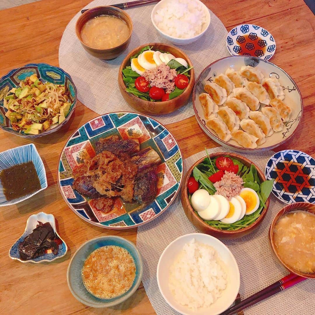 長谷川朋美さんのインスタグラム写真 - (長谷川朋美Instagram)「ある日の#お家ごはん🏠 この日は手抜きで#餃子 は買ってみたんだけど、 手作りのが断然美味しいわ😂 ・ 料理の美味しさって、愛情の濃さだよね。 ・ 自分で作ったご飯は外食より断然美味しいって思うけど、 人が作ってくれたご飯は尚最高✨ あー 手料理食べたいー 🤤 ・ #簡単ごはん #楽チンごはん #餃子 #茄子の煮浸し #発酵食品 #ヘルシーごはん #手料理」8月16日 23時36分 - hasegawa.elena.tomomi