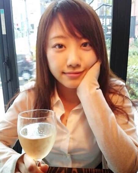 関口舞のインスタグラム：「自力で涙袋を増やす方法、答えは「泣く」だったわ。この写真いつもよりやけに涙袋あるなと思って記憶を振り返ったら、渋谷で朝から号泣した日だった。最後の手段ですね」